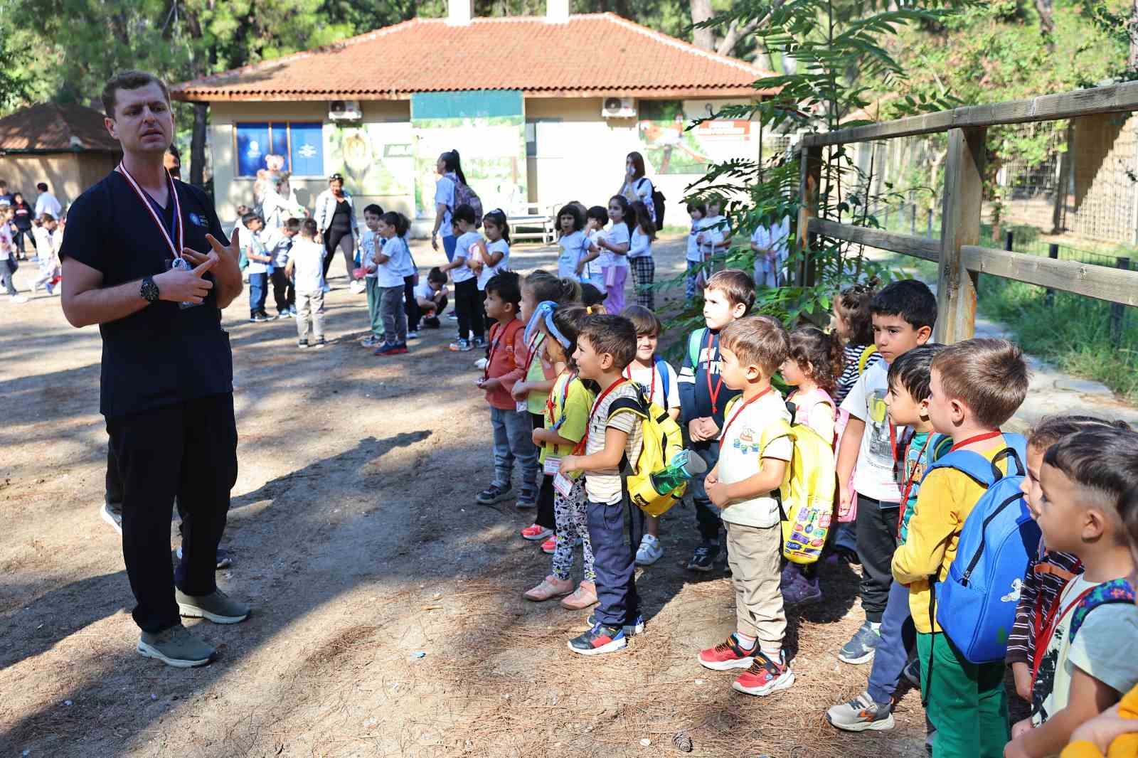 ANTALYA BÜYÜKŞEHİR BELEDİYESİ, DÜNYA HAYVANLARI KORUMA GÜNÜ KAPSAMINDA ANTALYA DOĞAL YAŞAM PARKI’NDA ÇOCUKLARA YÖNELİK ÇEŞİTLİ ETKİNLİKLER DÜZENLEDİ. 6 OKULDAN YAKLAŞIK 300 ÖĞRENCİNİN KATILDIĞI ETKİNLİKTE ÇOCUKLAR HEM EĞLENDİ HEM DE HAYVANLARI YAKINDAN TANIMA FIRSATI BULDU.