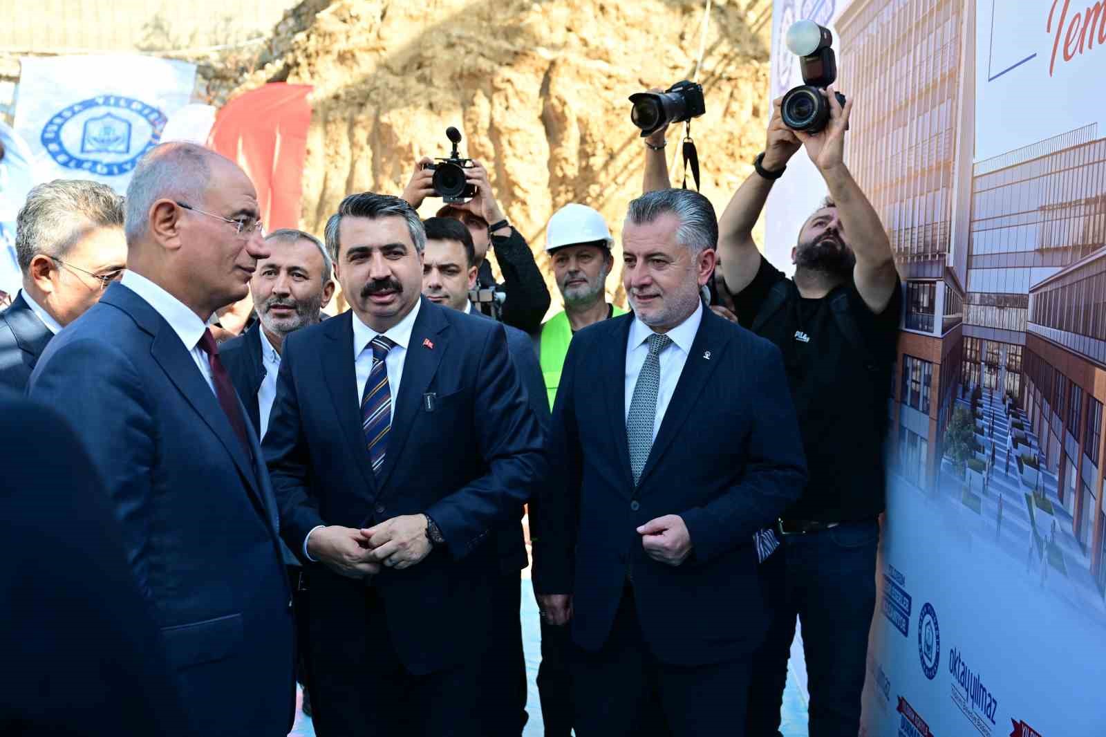 YILDIRIM BELEDİYESİ, KENTİN SOSYAL VE KÜLTÜREL YAŞAMINA DEĞER KATACAK ÖNEMLİ BİR PROJEYİ DAHA HAYATA GEÇİRİYOR. TEMELİ ATILAN DUAÇINARI KÜLTÜR VE YAŞAM MERKEZİ, MODERN YAPISI VE ÇOK YÖNLÜ KULLANIM ALANLARIYLA BURSALILARIN YENİ BULUŞMA NOKTASI OLACAK.