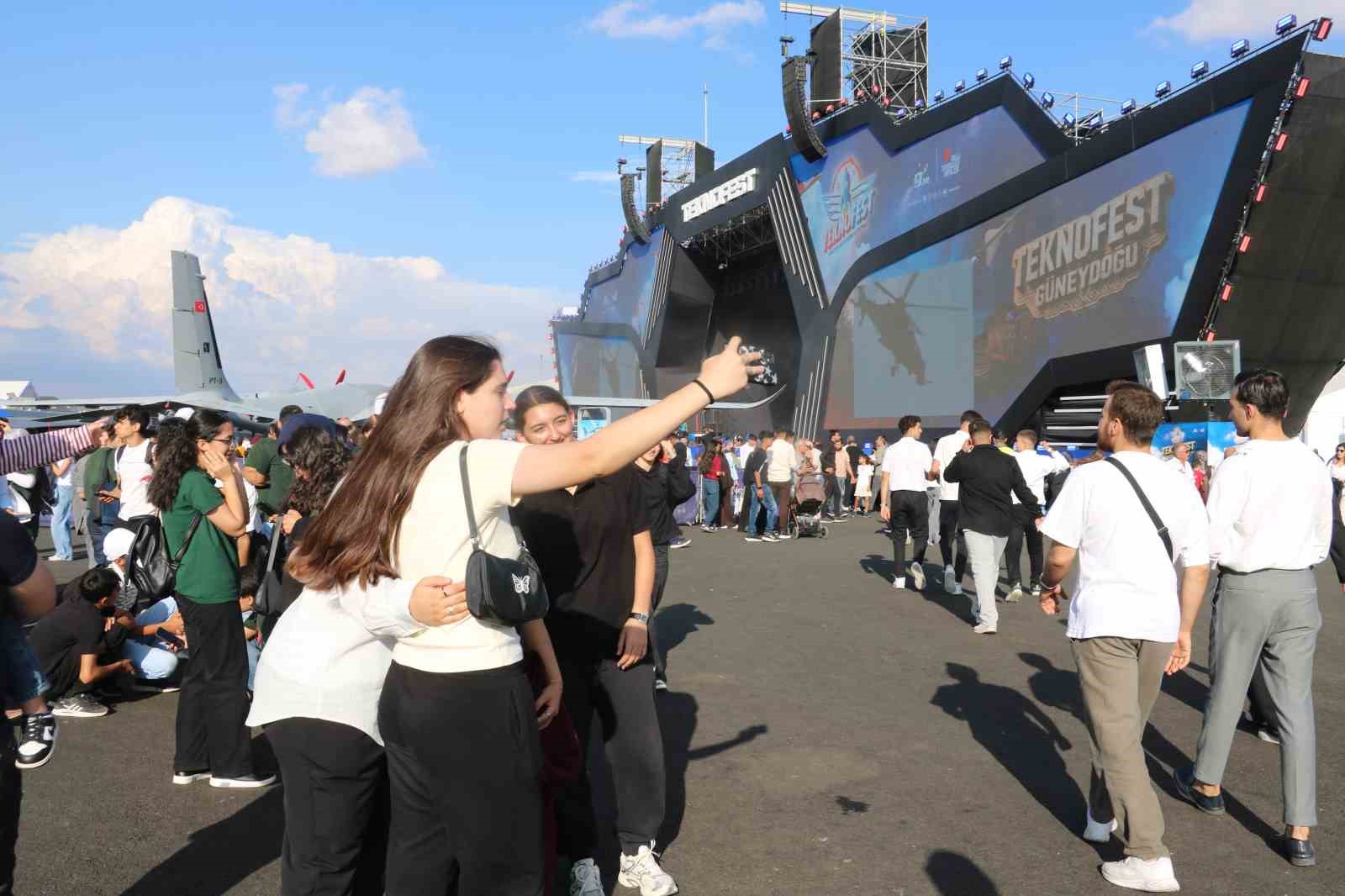 ŞANLIURFA'DA DÜZENLENEN TEKNOFEST GÜNEYDOĞU'NUN İKİNCİ GÜNÜNDE DE ÖĞRENCİLER VE VATANDAŞLAR, YERLİ VE MİLLİ TEKNOLOJİ ÜRÜNLERİNİ YAKINDAN İNCELEMEK İÇİN FESTİVAL ALANINI DOLDURDU. İLK GÜN 100 BİNİN ÜZERİNDE ZİYARETÇİYİ AĞIRLAYAN FESTİVAL, İKİNCİ GÜNÜNDE İSE 140 BİN KİŞİ TARAFINDAN ZİYARET EDİLDİ.