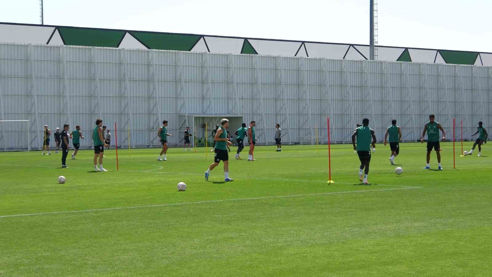 KONYASPOR, TRENDYOL SÜPER LİG'İN 2. HAFTASINDA DEPLASMANDA FENERBAHÇE İLE OYNAYACAĞI MAÇIN HAZIRLIKLARINA DEVAM EDİYOR.