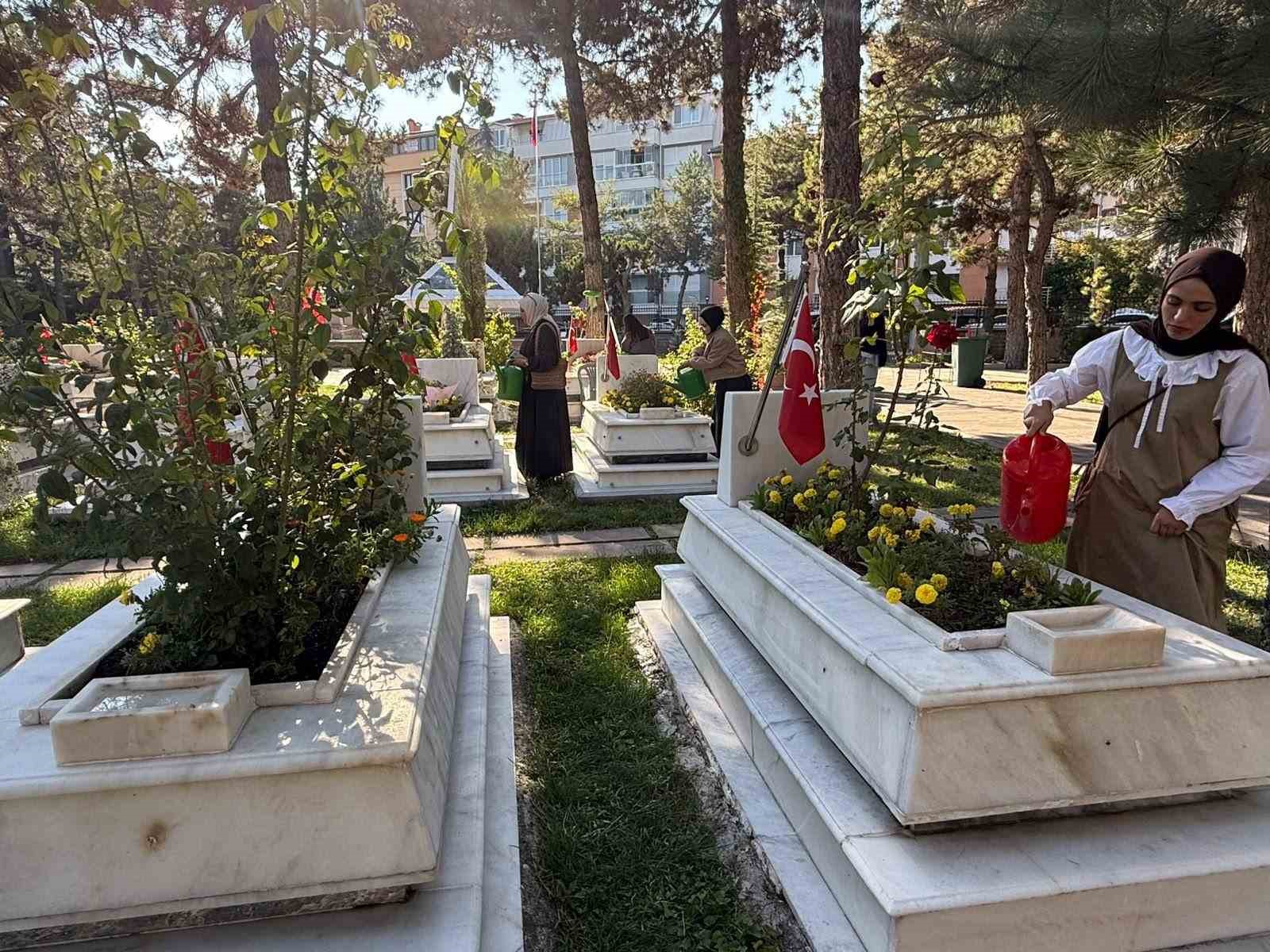 ESKİŞEHİR GENÇLİK VE SPOR İL MÜDÜRLÜĞÜ TARAFINDAN DÜZENLENEN GEZİ PROGRAMINDA, KENTE YENİ GELEN ÜNİVERSİTE ÖĞRENCİLERİ ESKİŞEHİR'İN TARİHİ VE KÜLTÜREL MEKANLARINI KEŞFETTİ.