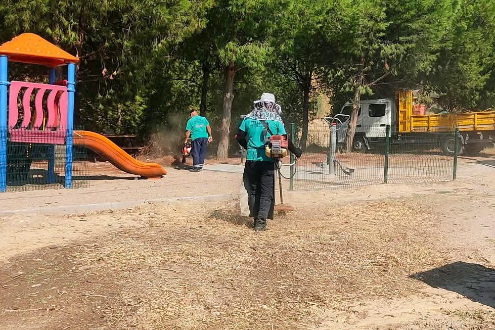 EFELER BELEDİYESİ PARK VE BAHÇELER MÜDÜRLÜĞÜ EKİPLERİ, VATANDAŞLARIN DAHA TEMİZ, DÜZENLİ VE BAKIMLI YEŞİL ALANLARDAN YARARLANABİLMESİ İÇİN ÇALIŞMALARINA DEVAM EDİYOR.