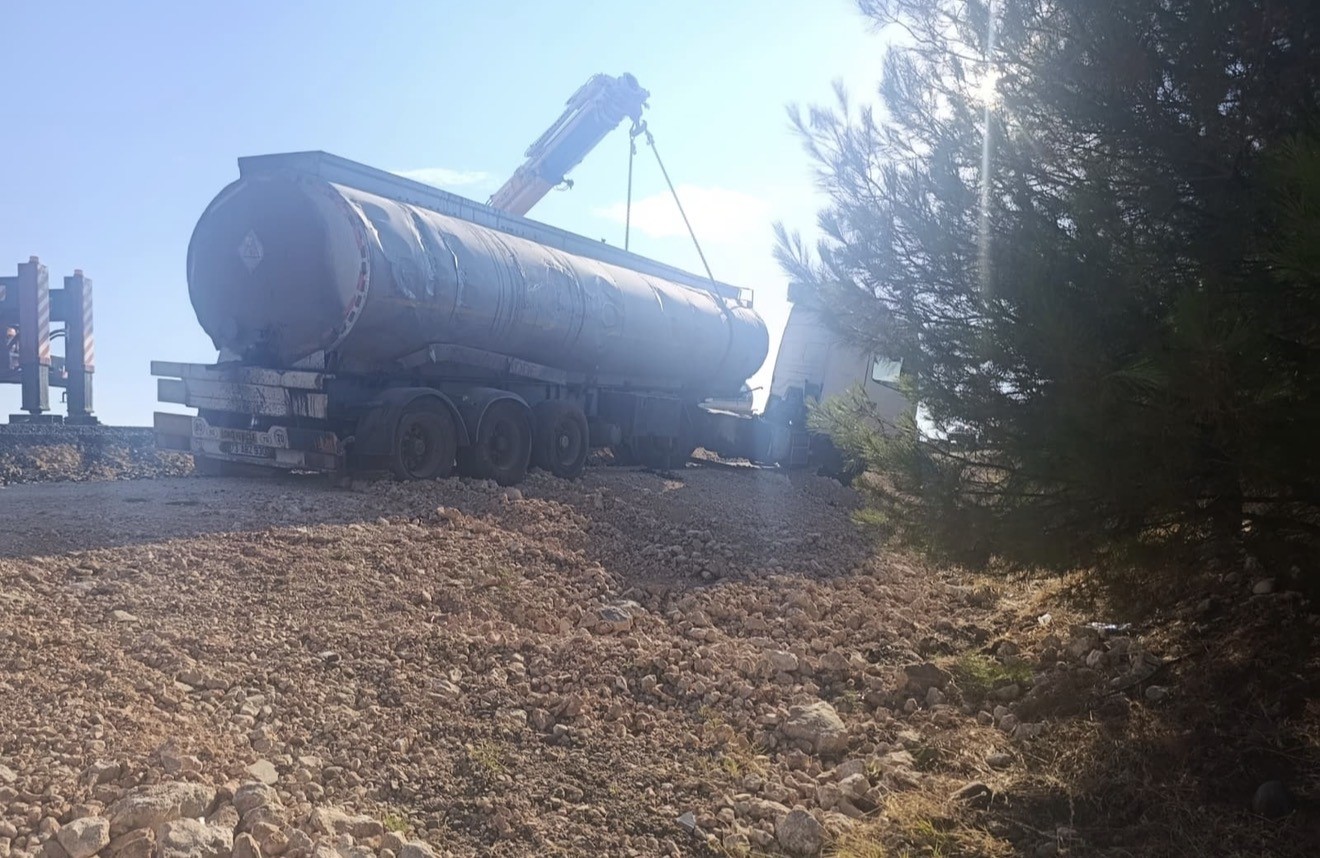 GELİN KONVOYUNA ÇARPMAMAK İÇİN MANEVRA YAPAN TANKER YOLDAN ÇIKTI