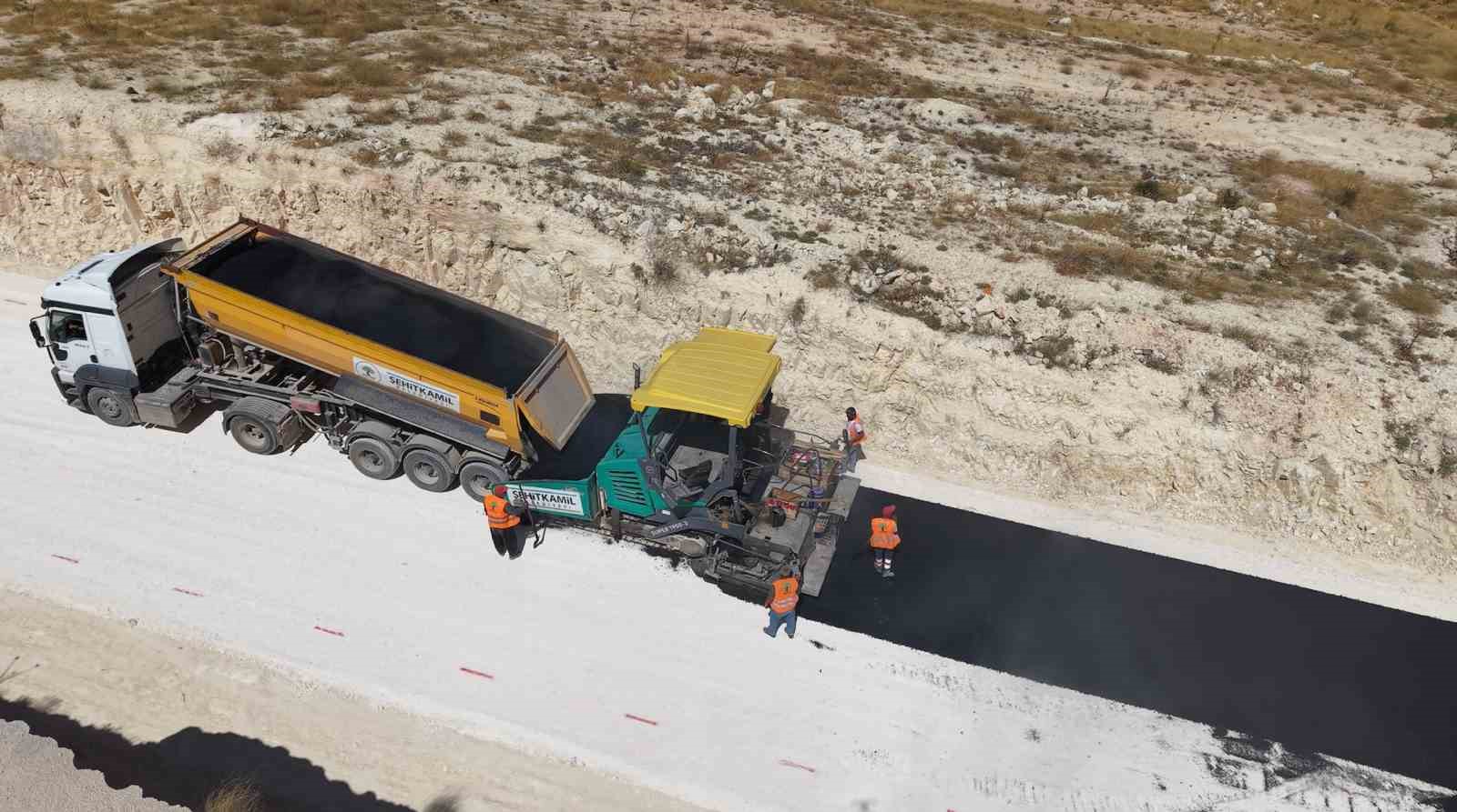 ŞEHİTKAMİL BELEDİYESİ, İLÇE GENELİNDE ULAŞIM KONFORUNU ARTIRMAK VE VATANDAŞLARIN KIŞ AYLARINDA YOL KAYNAKLI SORUN YAŞAMAMASI AMACIYLA ASFALTLAMA VE YOL BAKIM ÇALIŞMALARINI ARALIKSIZ SÜRDÜRÜYOR.
