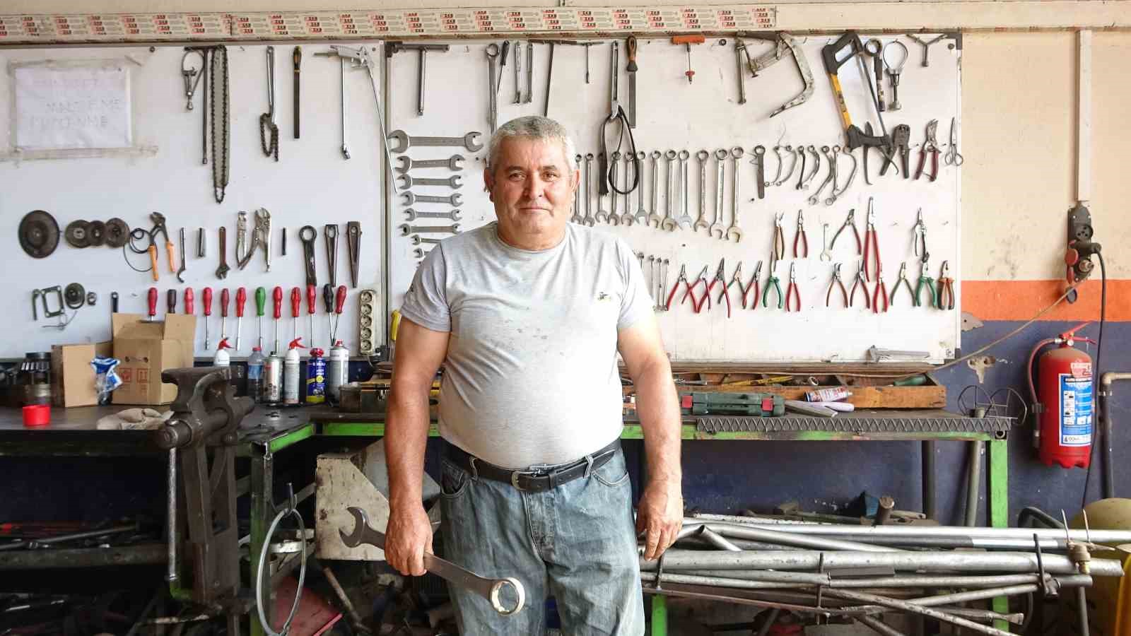 MESLEĞE 10 YAŞINDA BAŞLAYAN VE YILLARINI İŞ MAKİNELERİNİN TAMİRİNE ADAYAN AHMET MERAL, HİDROLİK, MOTOR, ŞANZIMAN VE DİFERANSİYEL SİSTEMLERİNİN KOMPLE REVİZYONUNU YAPIYOR.