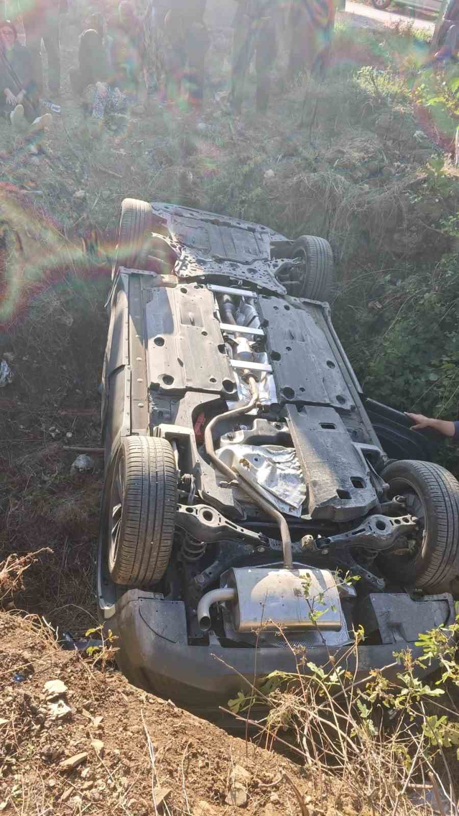 BURSA’NIN İNEGÖL İLÇESİNDE KONTROLDEN ÇIKAN OTOMOBİLİN DERE YATAĞINA YUVARLANDIĞI KAZADA 5 KİŞİ YARALANDI.