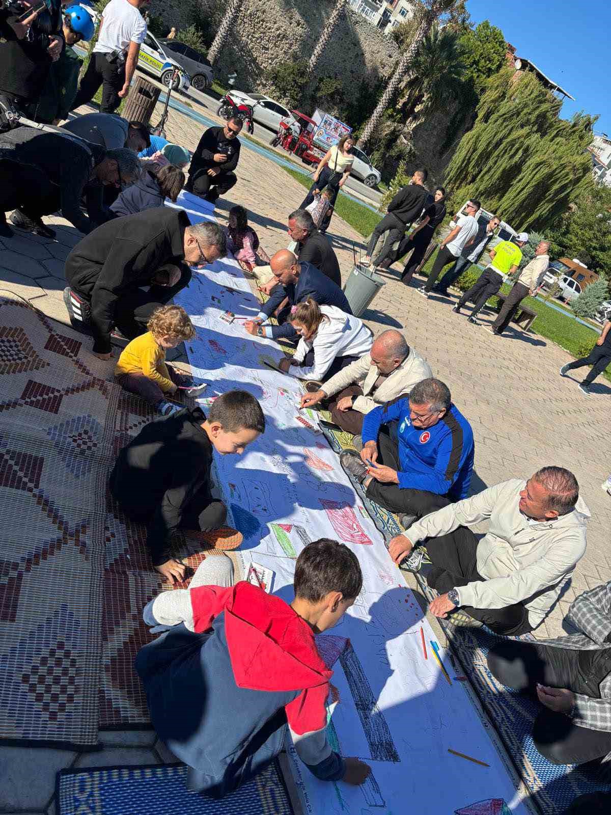 SİNOP’TA DÜZENLENEN "FİLİSTİNLİ ÇOCUKLAR İÇİN ÇİZ" ETKİNLİĞİNE KATILAN ÇOCUKLAR, YAPTIKLARI RESİMLERLE BARIŞ, ÖZGÜRLÜK VE UMUT MESAJLARI VERDİ.