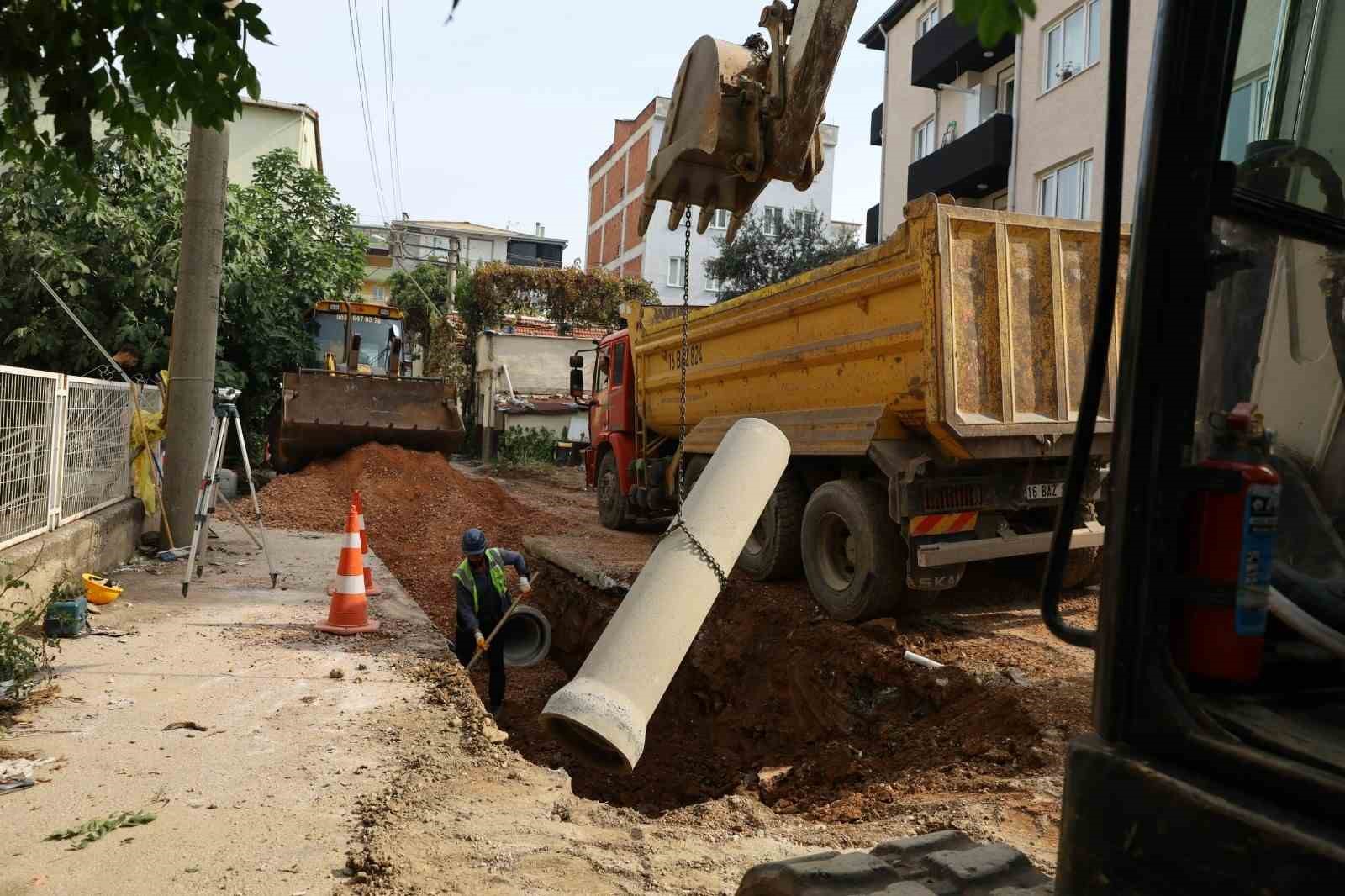 BURSA BÜYÜKŞEHİR BELEDİYESİ, OSMANGAZİ İLÇESİNİN HÜDAVENDİGAR MAHALLESİ’NDE ALTYAPI GÜÇLENDİRME ÇALIŞMALARI KAPSAMINDA KANALİZASYON VE YAĞMUR SUYU HATTI İMALATI GERÇEKLEŞTİRİYOR.