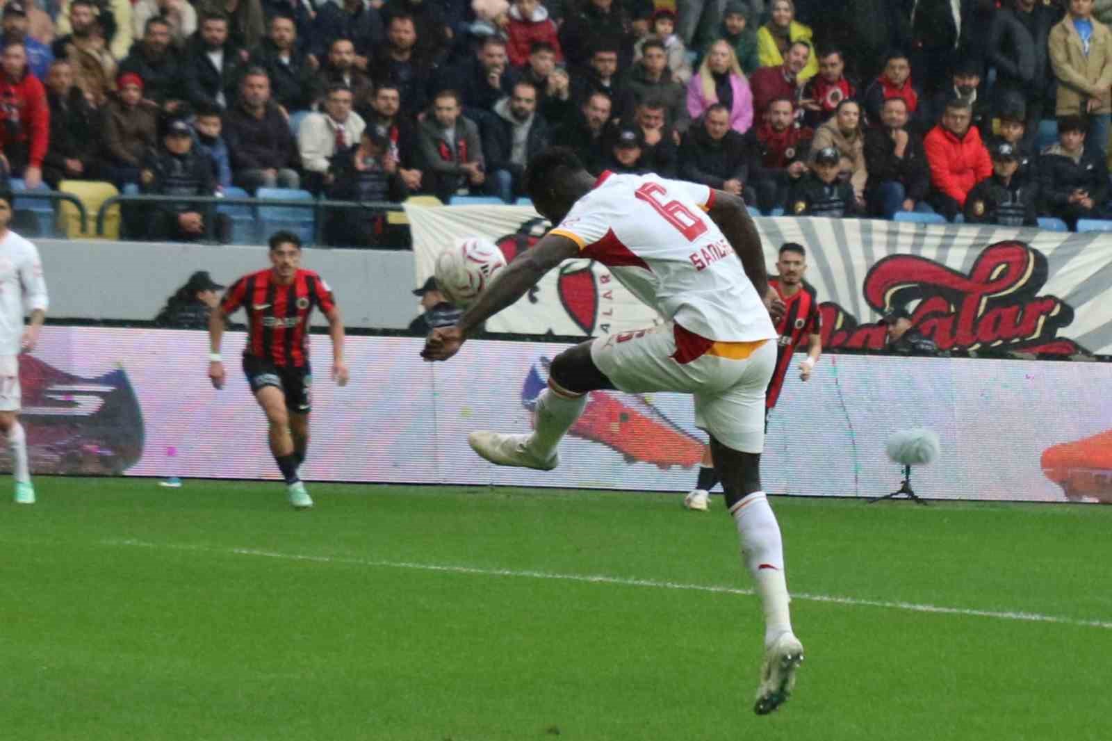 TRENDYOL SÜPER LİG'İN 8. HAFTASINDA GENÇLERBİRLİĞİ, GALATASARAY'I AĞIRLIYOR. MÜSABAKANIN İLK 15 DAKİKASI GOLSÜZ EŞİTLİKLE GEÇİLDİ.