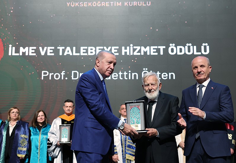 PROGRAM, 2026 YILI YÖK ÜSTÜN BAŞARI ÖDÜLLERİNİN TAKDİMİ VE HATIRA FOTOĞRAFI ÇEKİMİ İLE SON BULDU.