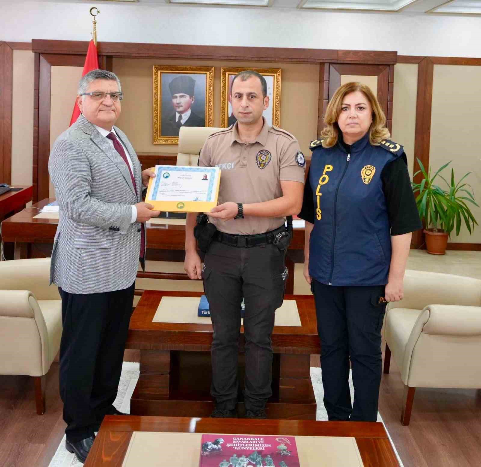 SİNOP'TA KESİNLEŞMİŞ HAPİS CEZASI BULUNAN ARANAN ŞAHISLARIN YAKALANMASINDA ÜSTÜN GAYRET GÖSTEREN MAHALLE BEKÇİLERİNE BAŞARI BELGESİ VERİLDİ.