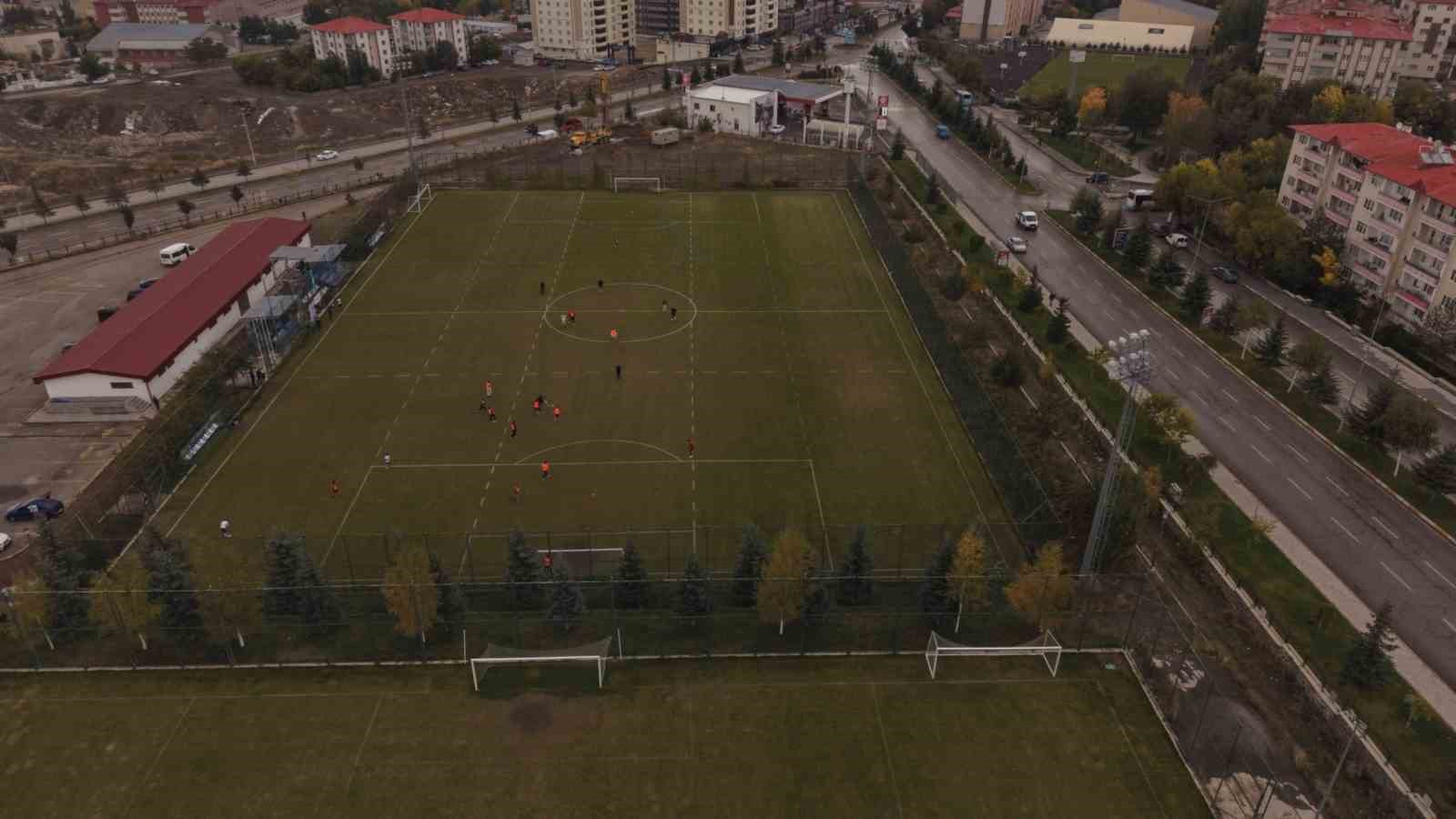 ERZURUM, ULUSLARARASI ANLAMLI BİR SPOR ETKİNLİĞİNE EV SAHİPLİĞİ YAPTI. EURODESK TÜRKİYE TEMAS NOKTASI VE ERZURUM BÜYÜKŞEHİR BELEDİYESİ ORTAKLIĞIYLA DÜZENLENEN DOSTLUK MAÇINDA TÜRKİYE KARMASI İLE AVRUPA KARMASI KARŞI KARŞIYA GELDİ. YEŞİL SAHADA KIYASIYA MÜCADELEYE SAHNE OLAN MÜSABAKA 2-2’LİK BERABERLİKLE SONUÇLANDI.