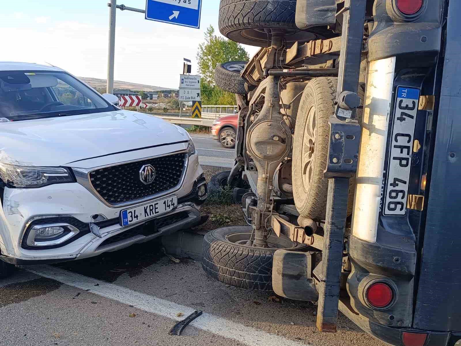 TEKİRDAĞ’IN SÜLEYMANPAŞA İLÇESİNDE FİLM SAHNELERİNİ ARATMAYAN OLAYDA, İDDİAYA GÖRE KULLANDIĞI ARAÇLA 2 YAYAYA ÇARPAN SÜRÜCÜ, OLAY YERİNDEN UZAKLAŞTI.  ÇEVRE YOLU’NDA İSTANBUL İSTİKAMETİNDE İLERLEDİĞİ SIRADA 2 ARACA DAHA ÇARPARAK KAZAYA KARIŞTI. İKİ AYRI KAZADA TOPLAM 4 KİŞİ YARALANIRKEN, ARACI KULLANAN SÜRÜCÜ E.G  POLİS EKİPLERİNCE YAKALANDI.