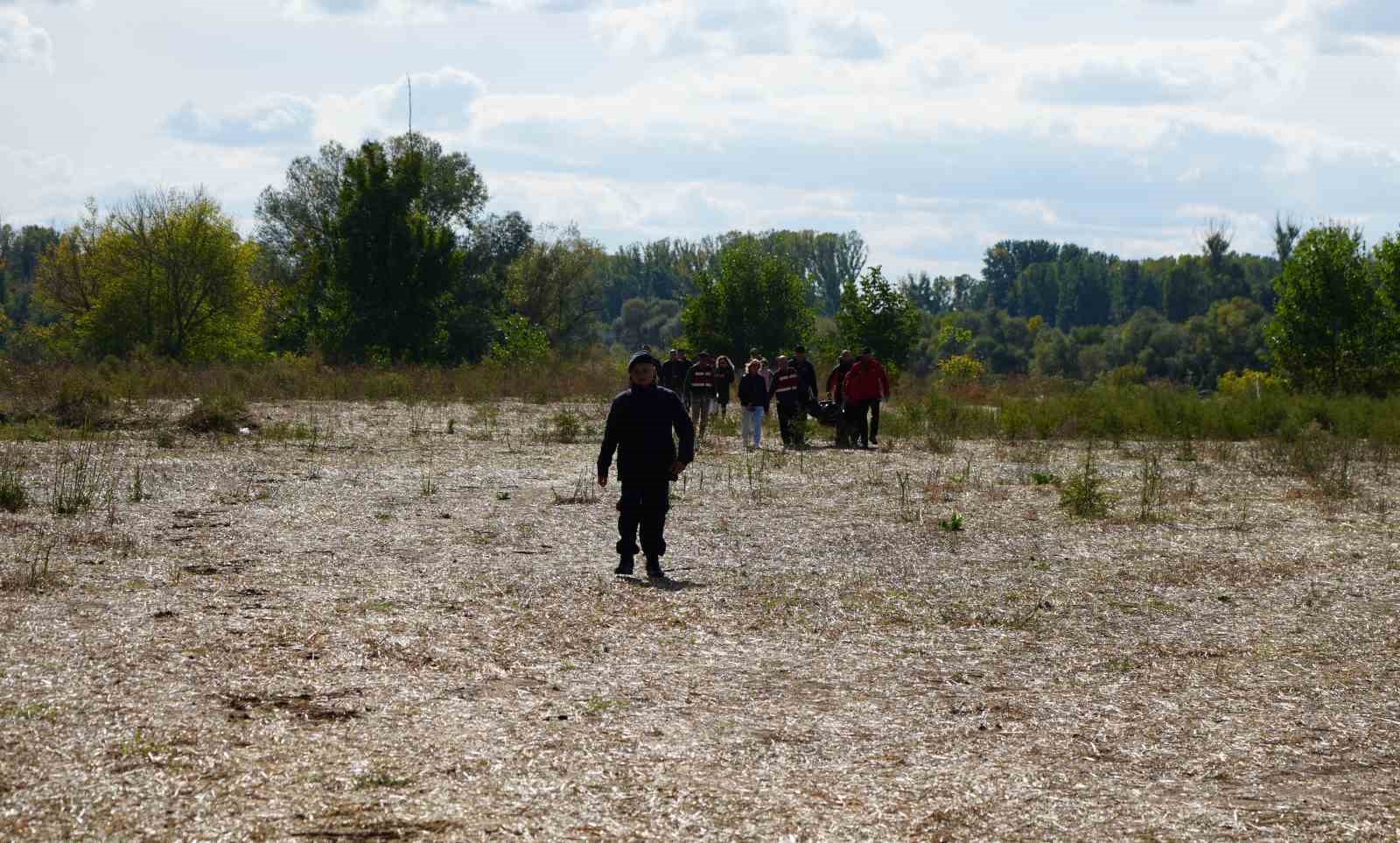 EDİRNE'DE MERİÇ NEHRİ'NDE BOTUN ALABORA OLMASI SONUCU KAYBOLAN 2 ÇOCUĞU ARAMA ÇALIŞMALARINDA 5 YAŞINDAKİ KIZ ÇOCUĞUNUN DA CANSIZ BEDENİNE ULAŞILDI. DAHA ÖNCE BİR ÇOCUĞUN HAYATINI KAYBETTİĞİ OLAYDA, KAYIP SON ÇOCUĞU BULMAK İÇİN ARAMA ÇALIŞMALARI 3'ÜNCÜ GÜNÜNDE DEVAM EDİYOR.