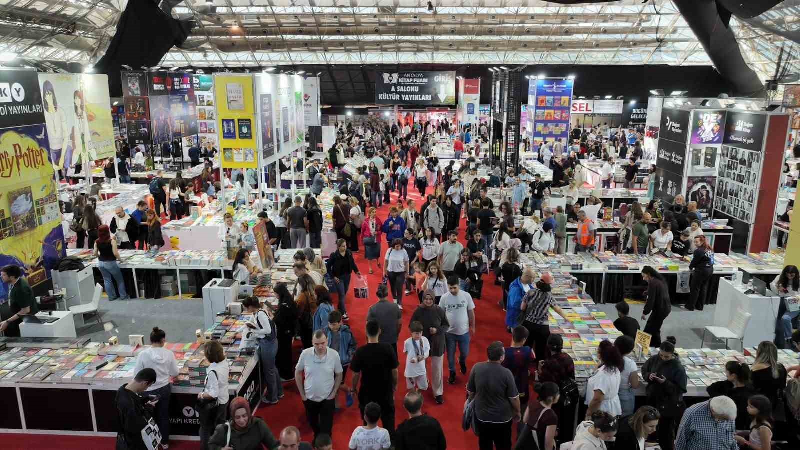 ANTALYA KİTAP FUARI'NDA İKİNCİ GÜN YOĞUNLUĞU