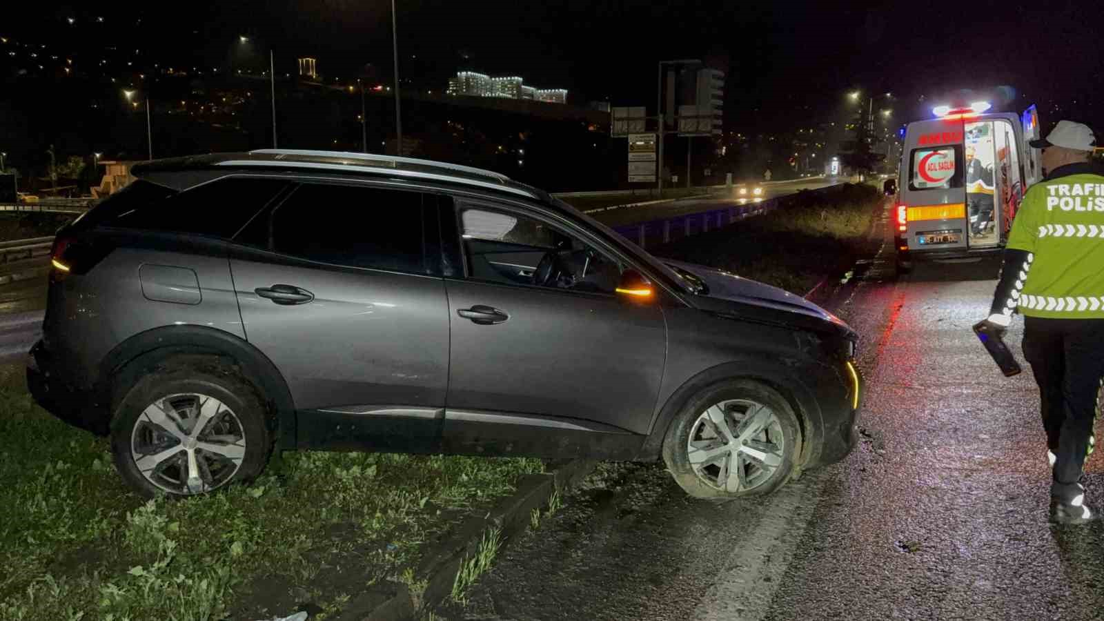 SAMSUN’DA YOLDAN ÇIKAN OTOMOBİLİN SAVRULARAK ORTA REFÜJE ÇIKMASI SONUCU MEYDANA GELEN KAZADA 2 KİŞİ YARALANDI.
