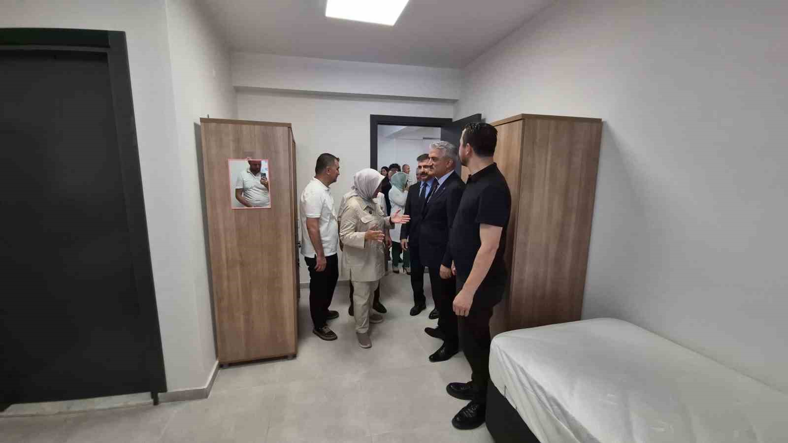 DÜZCE’DE SAĞLIK YATIRIMLARI BİRER BİRER TAMAMLANIRKEN İL GENELİNDE 24. ACİL SAĞLIK HİZMETLERİ İSTASYONU DA YAPILAN GÖRENLE HİZMETE GİRDİ. MERKEZDE AÇILAN 14. İSTASYON OLAN MERKEZİN HİZMETE GİRMESİ İLE BİRLİKTE VAKALARA ULAŞMA ZAMANLARI DA TÜRKİYE ORTALAMASININ ÇOK ALTINA DÜŞMÜŞ OLDU