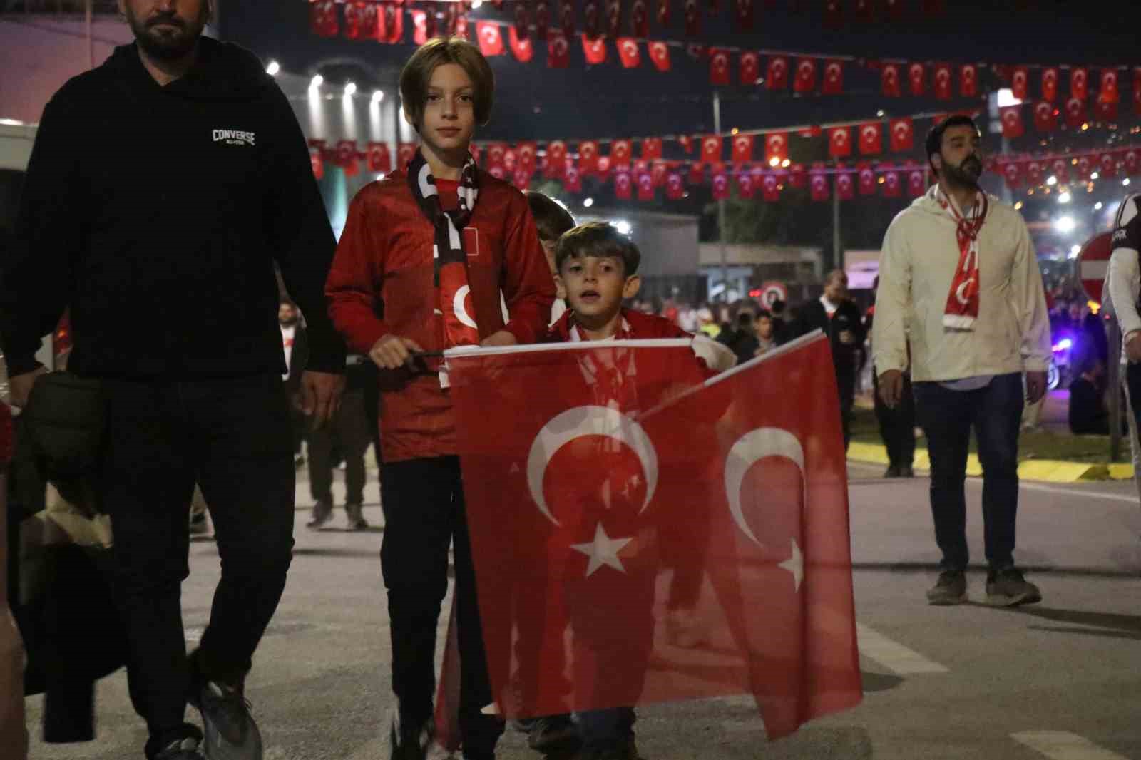 UEFA ULUSLAR A LİGİ 1. GRUP'TAKİ İLK MAÇINDA A MİLLİ FUTBOL TAKIMIN, KOCAELİ STADYUMU'NDA FRANSA İLE KARŞI KARŞIYA GELECEĞİ MAÇA DAKİKALAR KALA, STADYUM GİRİŞİNDE BİNLERCE TARAFTAR RENKLİ GÖRÜNTÜLER OLUŞTURDU.