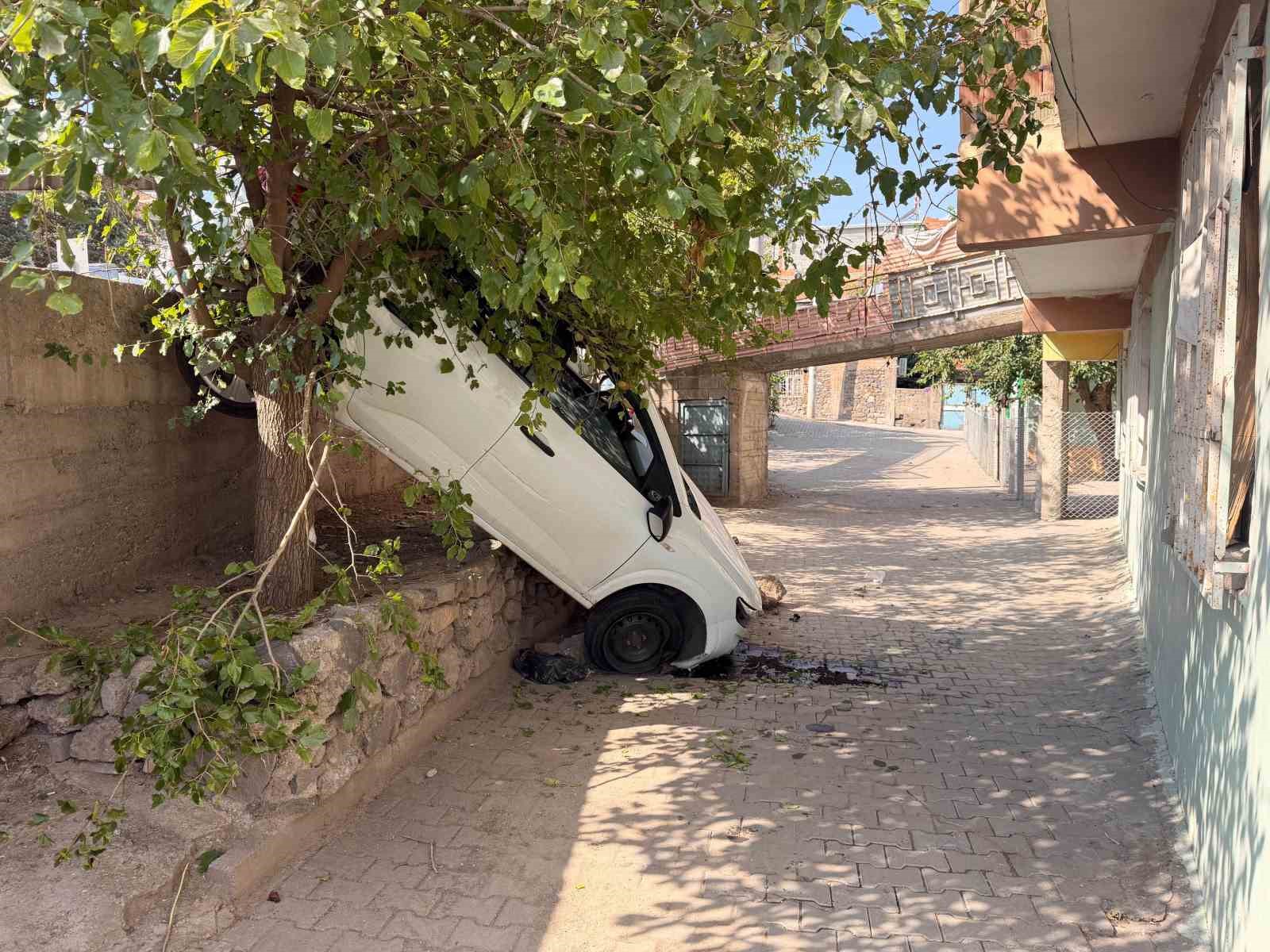 DİYARBAKIR’DA SÜRÜCÜSÜNÜN DİREKSİYON HAKİMİYETİNİ KAYBETTİĞİ SUV ARAÇ, İSTİNAT DUVARINDAN AŞAĞI DÜŞTÜ. KAZADA ÖLEN YA DA YARALANAN OLMAZKEN, OLAYLA İLGİLİ İNCELEME BAŞLATILDI.