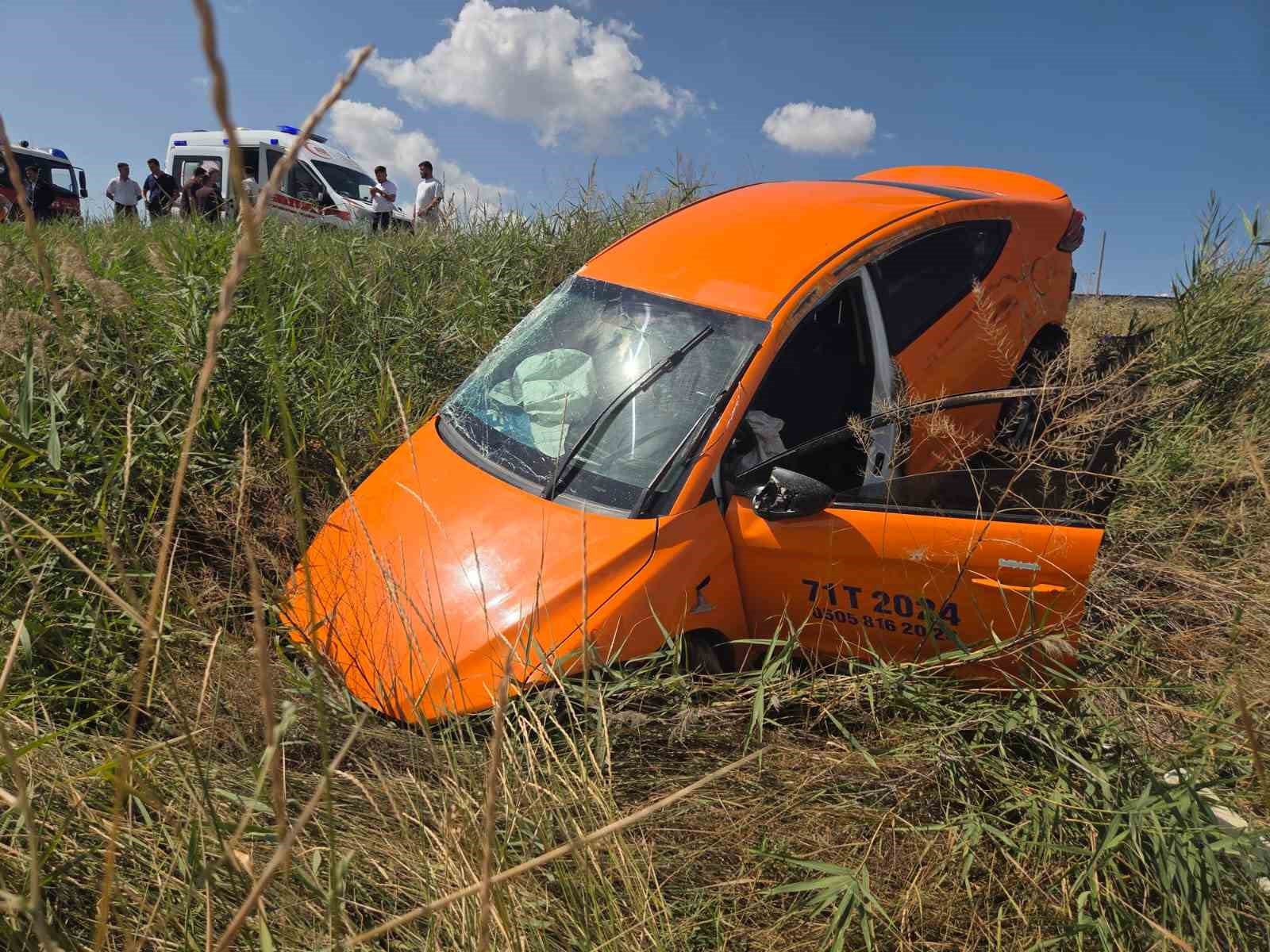 ANKARA’DA 2 OTOMOBİLİN KARIŞTIĞI TRAFİK KAZASINDA 5 KİŞİ YARALANDI. KAZADA İKİ ARAÇ DA TAKLA ATARAK YOL KENARINDAKİ UÇURUMA YUVARLANDI.