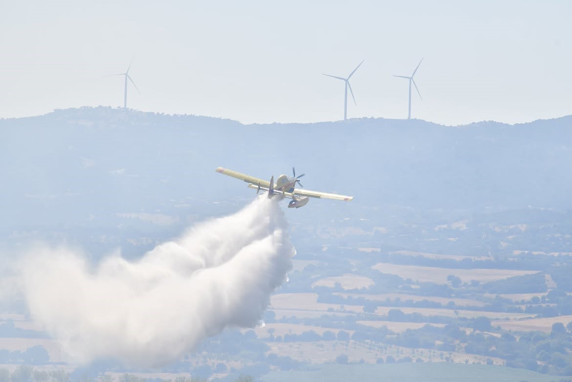 ÇANAKKALE'NİN EZİNE İLÇESİNDE ÇIKAN ORMAN YANGININA ORMAN BÖLGE MÜDÜRLÜĞÜ EKİPLERİNİN HAVADAN VE KARADAN MÜDAHALESİYLE KONTROL ALTINA ALINDI.
