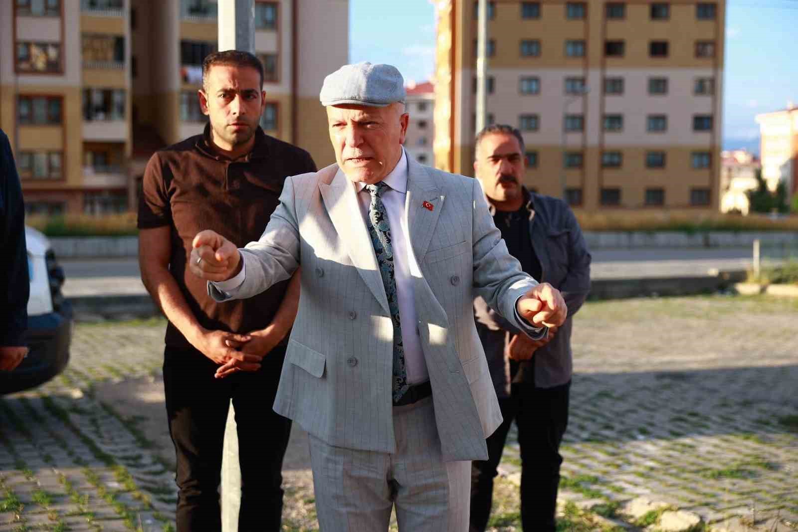 ERZURUM BÜYÜKŞEHİR BELEDİYE BAŞKANI MEHMET SEKMEN, YILDIZKENT VE DADAŞKENT BÖLGELERİNDE YAPIMI SÜREN PROJELERİ VE YENİ YATIRIM ALANLARINI YERİNDE İNCELEYEREK, "AZİZ HEMŞEHRİLERİMİZİN REFAHI İÇİN ÇALIŞMALARIMIZA ARALIKSIZ DEVAM EDİYORUZ" DEDİ.