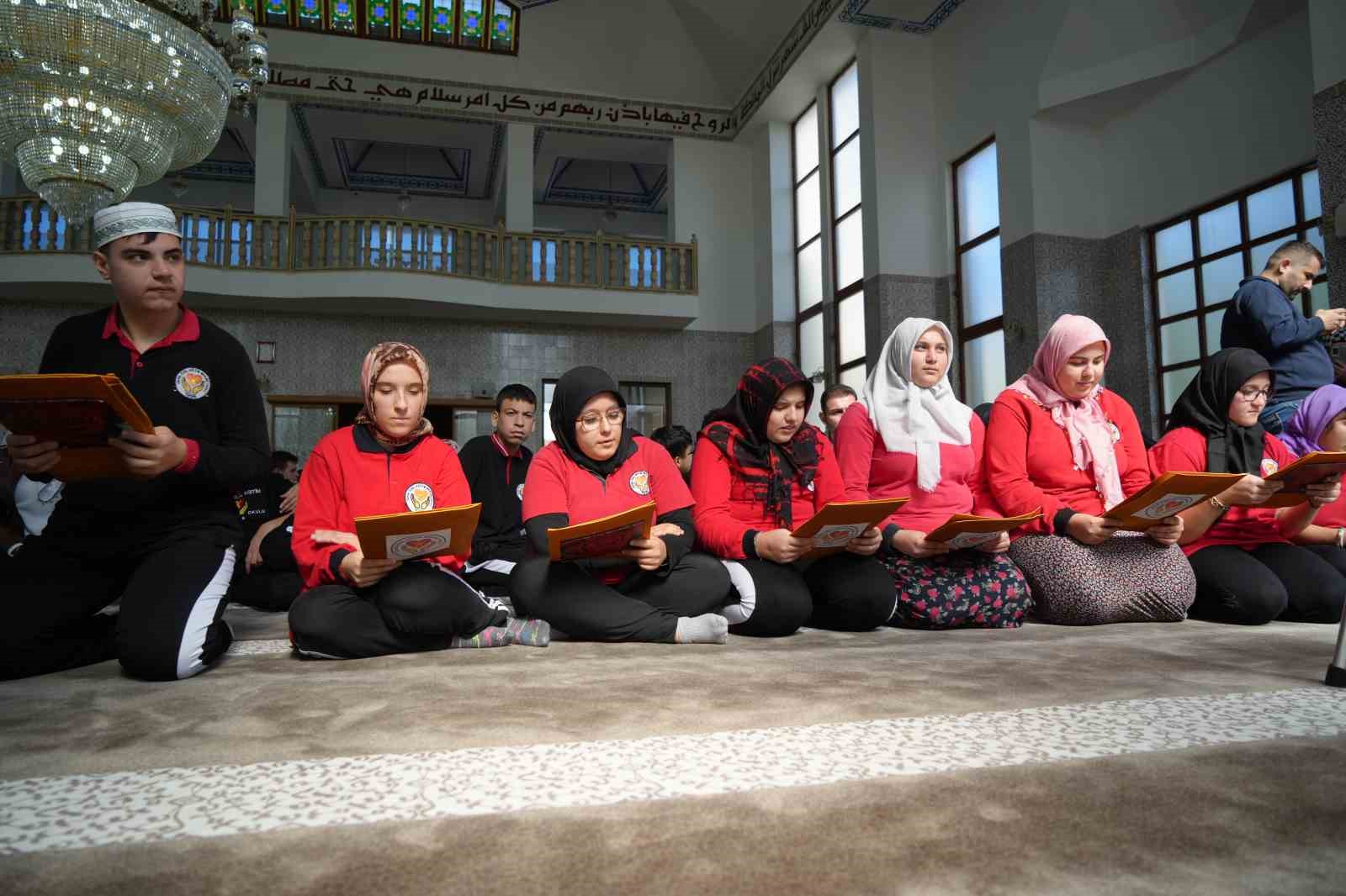 SAMSUN’UN ATAKUM İLÇESİNDE CAMİLER VE DİN GÖREVLİLERİ HAFTASI KAPSAMINDA ÖZEL EĞİTİM ÖĞRENCİLERİ İLE DİN GÖREVLİLERİ BİR ARAYA GELDİ. PELİTKÖY TOKİ CAMİİ’NDE DÜZENLENEN PROGRAMDA KUR’AN-I KERİM TİLAVETİ, İLAHİ DİNLETİSİ, ÇEŞİTLİ ETKİNLİKLER VE GÖNÜL SOHBETİ GERÇEKLEŞTİRİLDİ.