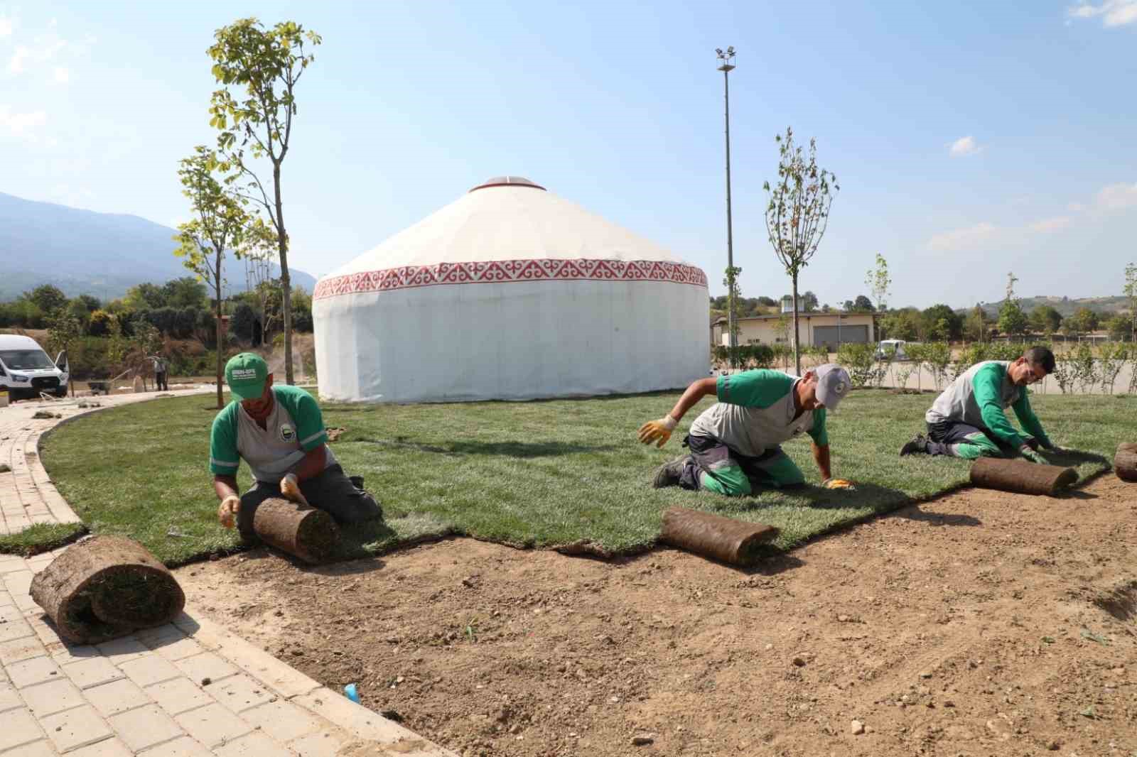 İNEGÖL BELEDİYESİ’NİN YENİCEKÖY’DE BULUNAN DOĞA SPORLARI VE TURİZM MERKEZİ (DOSTUM) BÜNYESİNDE HAYATA GEÇİRDİĞİ KAMP MERKEZİ PROJESİNDE ÇALIŞMALAR HIZ KESMEDEN DEVAM EDİYOR. KAMP ALANINDA ÇİM SERİMLERİ VE YEŞİL ALAN DÜZENLEMELERİ İLE 200 METREKARELİK YEMEKHANE ÇADIRININ KURULUM ÇALIŞMALARI SÜRÜYOR.