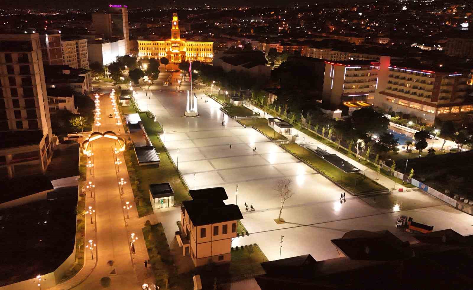 İSTANBUL BÜYÜKŞEHİR BELEDİYESİ VE BÜYÜKÇEKMECE BELEDİYESİ İŞBİRLİĞİYLE YAPIMI TAMAMLANAN TÜRKİYE’NİN EN BÜYÜK KENT MEYDANLARINDAN CUMHURİYET KENT MEYDANI, 80 BİN METREKARELİK ALANIYLA KENTİN SOSYAL VE KÜLTÜREL YAŞAMINA FARKLI BİR ZENGİNLİK KATACAK.