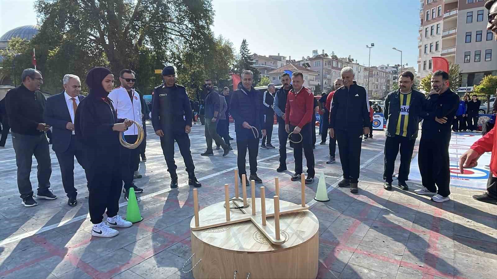 GENÇLİK VE SPOR BAKANLIĞI İLE TÜRKİYE AMATÖR SPOR KULÜPLERİ KONFEDERASYONU TARAFINDAN HER YIL GELENEKSEL OLARAK DÜZENLENEN AMATÖR SPOR HAFTASI ETKİNLİKLERİ KARAMAN'DA KORTEJ YÜRÜYÜŞÜYLE BAŞLADI.