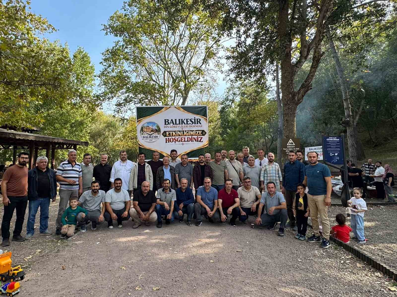 BALIKESİR DİN GÖREVLİLERİ DERNEĞİ TARAFINDAN CAMİLER VE DİN GÖREVLİLERİ HAFTASI DOLAYISIYLA DÜZENLENEN GELENEKSEL DAYANIŞMA PİKNİĞİ, DİN GÖREVLİLERİ VE AİLELERİNİ BİR ARAYA GETİRDİ.