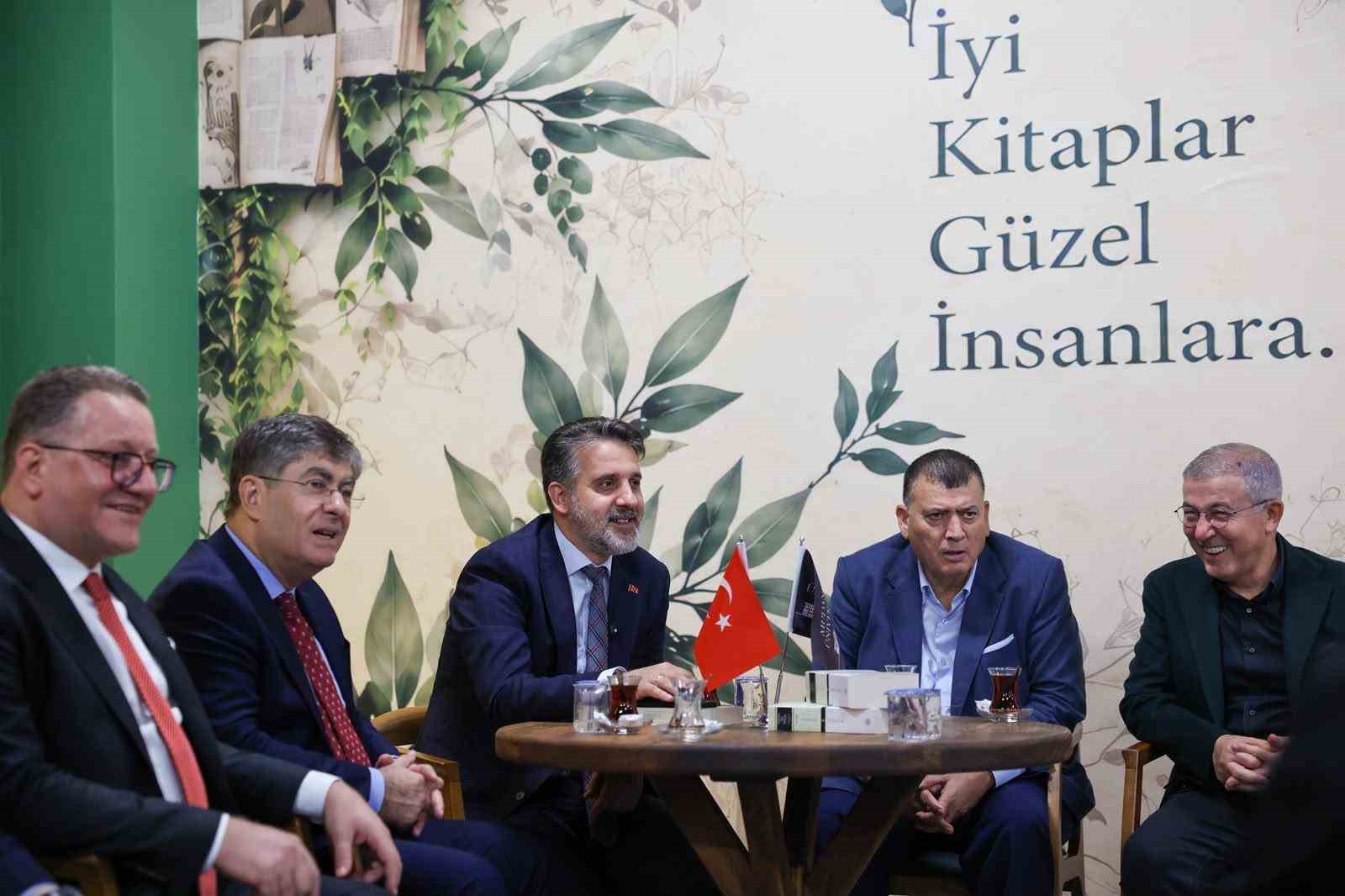 BURSA BÜYÜKŞEHİR BELEDİYE BAŞKAN VEKİLİ ŞAHİN BİBA, MUDANYA ÜNİVERSİTESİ’NDE GENÇLERE SESLENDİ: "BÜYÜKŞEHİR BELEDİYESİ OLARAK YANINIZDAYIZ. NEYE İHTİYACINIZ OLURSA BİZDEN DESTEK İSTEYEBİLİRSİNİZ. BUNU YAPARKEN DE HİÇBİR ZAMAN MAHCUBİYET DUYMAYIN. ÇÜNKÜ BELEDİYENİN İMKANLARI ZATEN SİZLERİN İMKANLARIDIR.   BİZ SİZİN OLANI SİZE SUNUYORUZ."