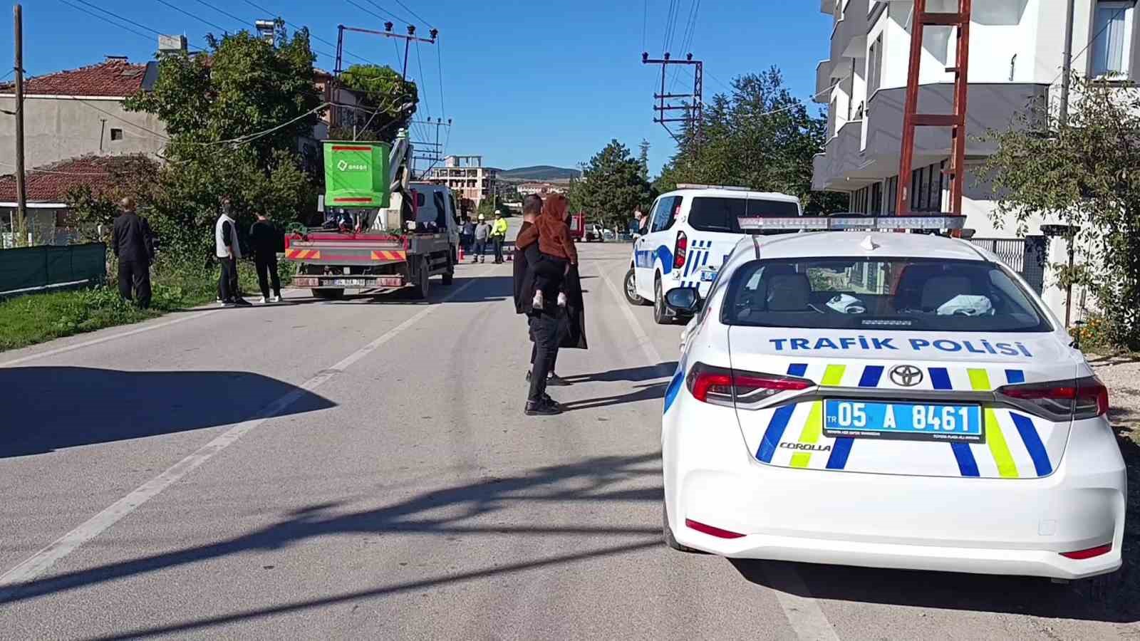 SIKIŞTIKLARI OTOMOBİLİN İÇİNDEN ÇIKARILAN YARALILAR AMBULANSLA KALDIRILDIKLARI HASTANEDE TEDAVİ ALTINA ALINDI.
