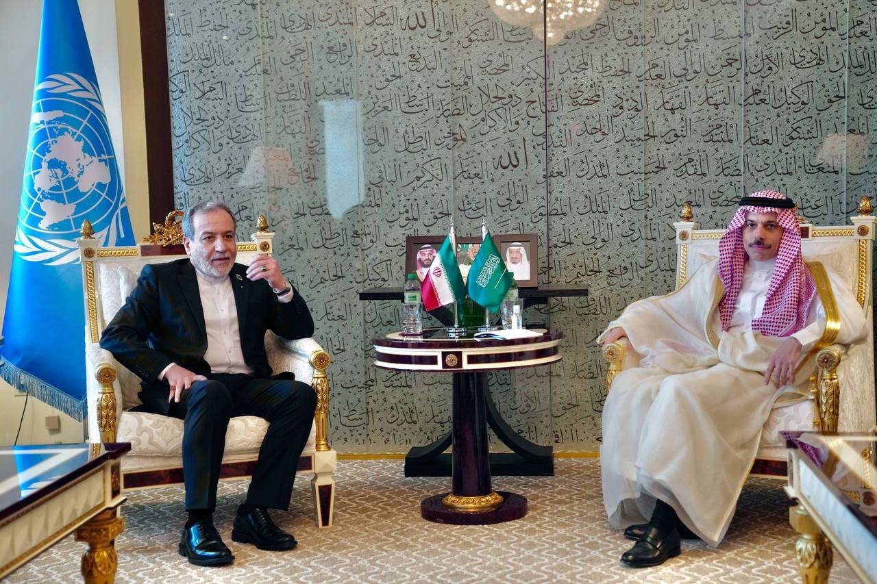 İRAN DIŞİŞLERİ BAKANI ABBAS ARAKÇİ, NEW YORK’TA SUUDİ ARABİSTAN DIŞİŞLERİ BAKANI FAYSAL BİN FERHAN AL SUUD İLE BİR ARAYA GELDİ.