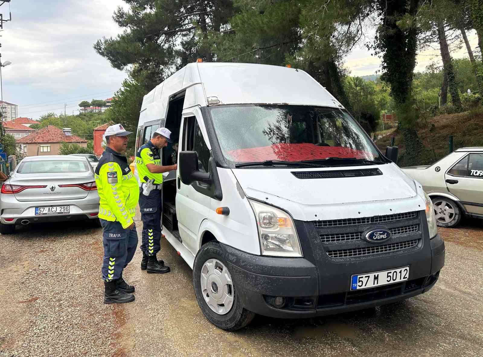 SİNOP'TA OKUL SERVİSLERİ VE OKUL ÇEVRELERİNE YÖNELİK DENETİMLERİN İL JANDARMA KOMUTANLIĞI VE İL EMNİYET MÜDÜRLÜĞÜ EKİPLERİNCE ARALIKSIZ SÜRDÜRÜLDÜĞÜ BİLDİRİLDİ.