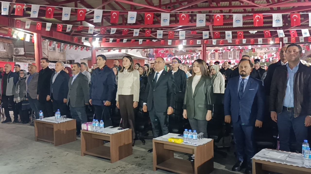 ADANA’NIN SAİMBEYLİ İLÇESİNİN DÜŞMAN İŞGALİNDEN KURTULUŞUNUN 106. YIL DÖNÜMÜ ETKİNLİKLERİ COŞKUYLA KUTLANDI. KUTLAMALARDA SAHNE ALAN SANATÇI AHMET SELÇUK İLKAN, 71’İNCİ YAŞ GÜNÜNÜ SAİMBEYLİLİLERLE BİRLİKTE KUTLADI.