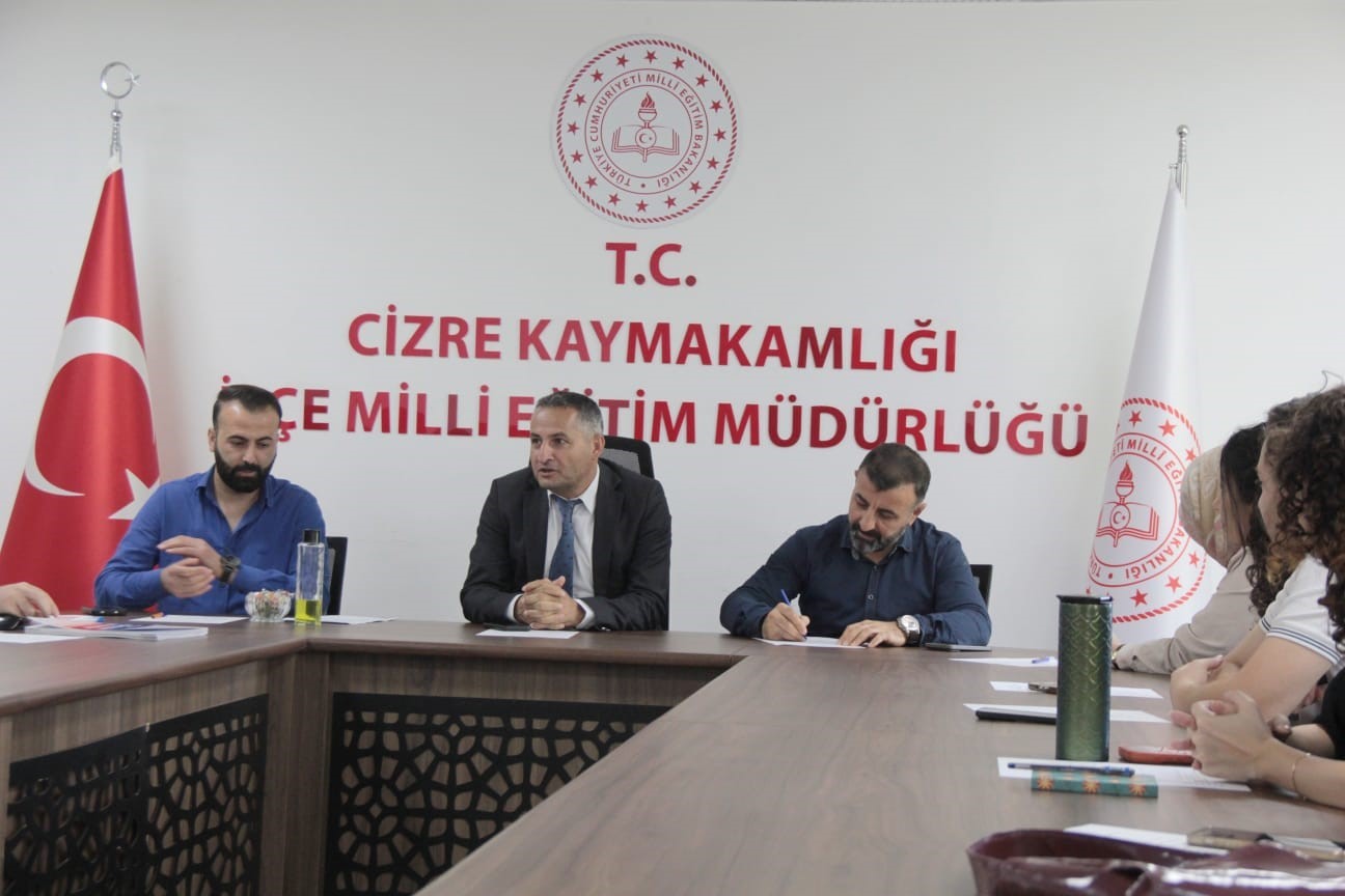 CİZRE'DE EĞİTİM KURUMLARINDA ÖĞRENCİLERİN RUHSAL VE SOSYAL GELİŞİMLERİNİ DESTEKLEMEK, OLASI KRİZ DURUMLARINA KARŞI HIZLI VE KOORDİNELİ MÜDAHALE SAĞLAMAK AMACIYLA PSİKOSOSYAL KORUMA VE KRİZ YÖNETİMİ TOPLANTISI DÜZENLENDİ.