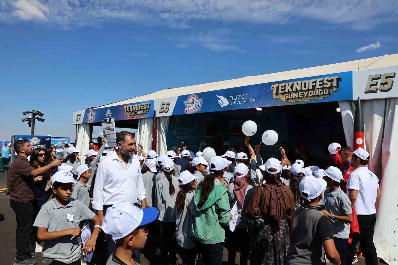 SANAYİ VE TEKNOLOJİ BAKANLIĞI İLE TÜRKİYE TEKNOLOJİ TAKIMI VAKFI ORTAKLIĞINDA YÜRÜTÜLEN DÜNYANIN EN BÜYÜK VE PRESTİJLİ HAVACILIK, UZAY VE TEKNOLOJİ FESTİVALİ TEKNOFEST, ŞANLIURFA'DA BAŞLARKEN, TEKNOFEST 2026’NIN AKADEMİK PAYDAŞLARI ARASINDA BULUNAN DÜZCE ÜNİVERSİTESİ, BU BÜYÜK ORGANİZASYONDA YERİNİ ALDI.
