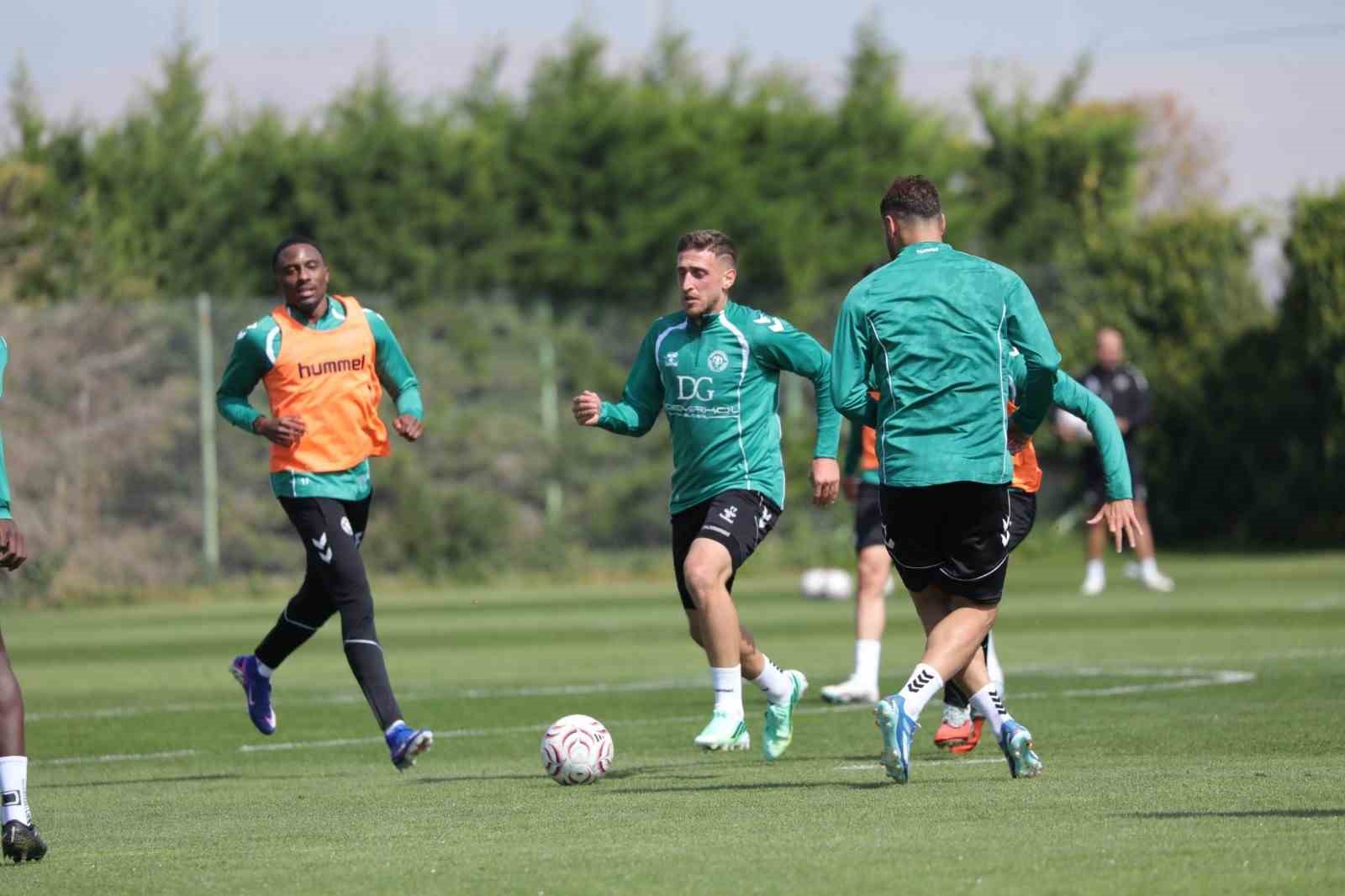 KONYASPOR, 11 EKİM PAZAR GÜNÜ BAŞAKŞEHİR FK İLE OYNAYACAĞI TRENDYOL SÜPER LİG 7. HAFTA MAÇI HAZIRLIKLARINA ÖĞLE SAATLERİNDE YAPTIĞI ANTRENMANLA DEVAM ETTİ.