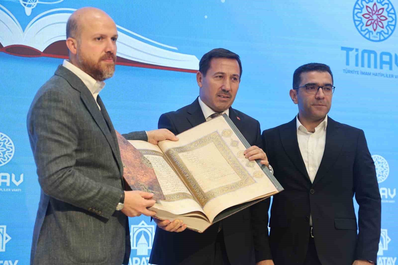 İLİM YAYMA VAKFI MÜTEVELLİ HEYETİ BAŞKANI NECMEDDİN BİLAL ERDOĞAN'A KUR'AN-İ KERİM HEDİYE EDİLDİ