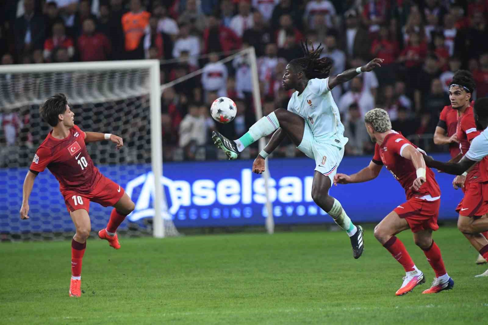 A MİLLİ FUTBOL TAKIMI, UEFA ULUSLAR A LİGİ 1. GRUP İLK MAÇINDA FRANSA İLE KOCAELİ'DE KARŞILAŞIYOR. MÜCADELENİN İLK YARISI GOLSÜZ EŞİTLİKLE TAMAMLANDI.