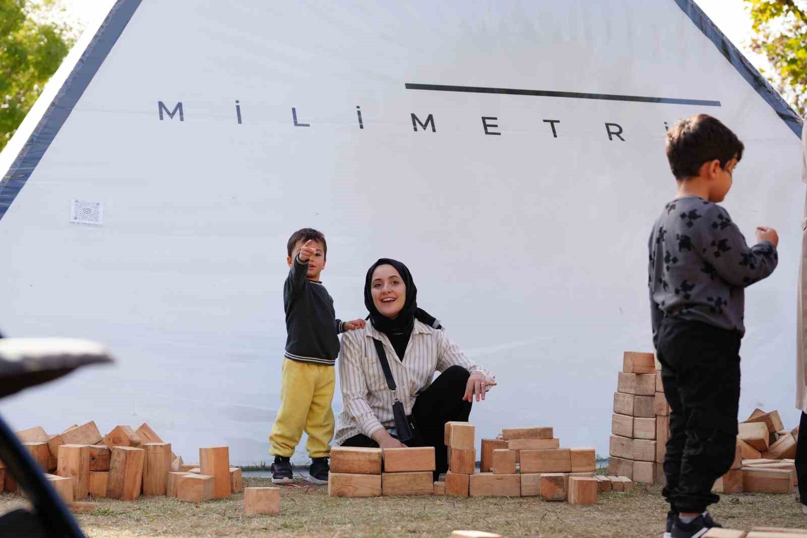 RAMİ KÜTÜPHANESİ’NDE DÜZENLENEN AİLEFEST, 825 BİN ZİYARETÇİYİ AĞIRLAYARAK SONA ERDİ. FESTİVAL BOYUNCA ÇOCUKLARDAN GENÇLERE, ANNE-BABALARDAN BÜYÜKANNE VE BÜYÜKBABALARA KADAR HER YAŞTAN ZİYARETÇİ; KÜLTÜR, SANAT, EĞİTİM VE EĞLENCE DOLU ETKİNLİKLERDE BİR ARAYA GELDİ.