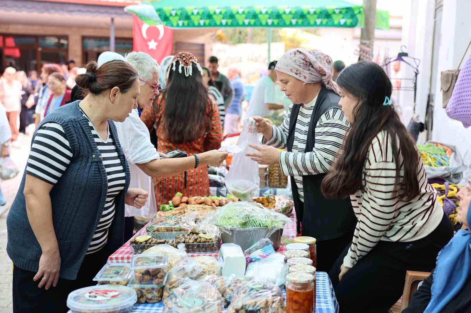 MARMARİS’İN KIRSAL TAŞLICA MAHALLESİ, DENİZ ÜRÜNLERİ FESTİVALİ KAPSAMINDA DÜZENLENEN YEREL PAZAR GÜNÜ’NDE YÖRESEL LEZZETLERİ VE KÜLTÜREL DEĞERLERİYLE ZİYARETÇİLERİNİ AĞIRLADI.
