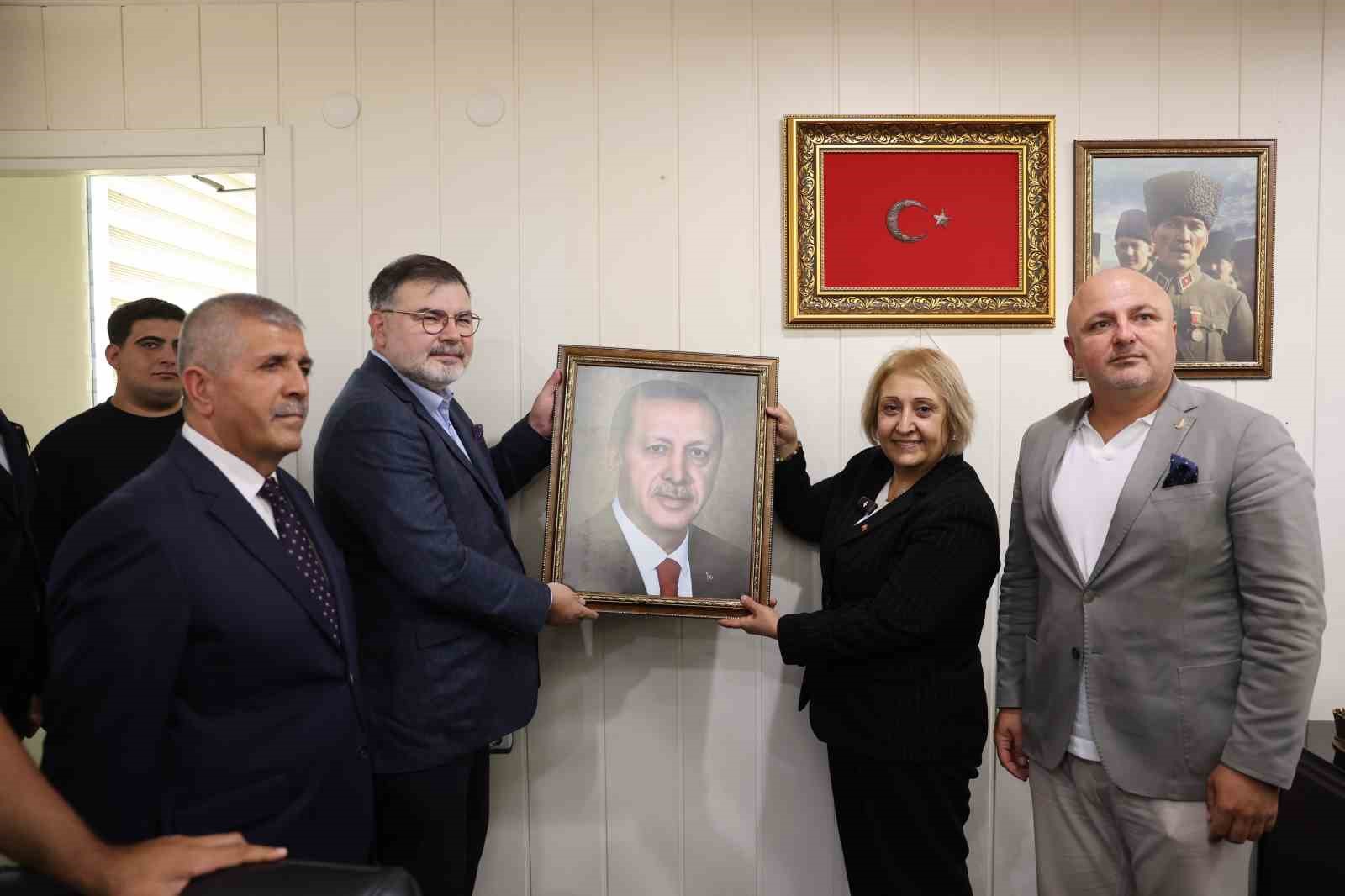 MENDERES BELEDİYE BAŞKAN VEKİLLİĞİ DEVİR TESLİM TÖRENİ GERÇEKLEŞTİRİLDİ. BAŞKAN VEKİLİ OLARAK SEÇİLEN AK PARTİLİ ASUMAN ŞEN, GÖREVİ DEVRALDI.