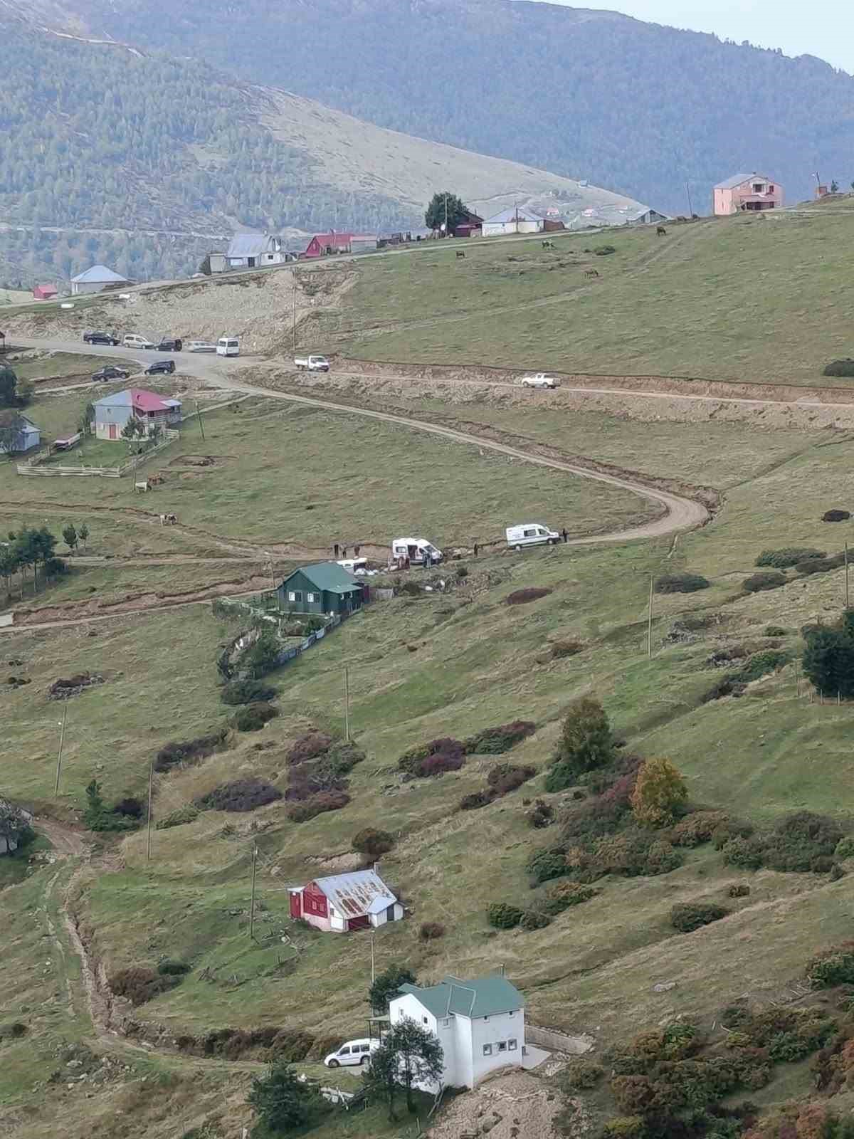 KAZA BUGÜN SAAT 12.30 SIRALARINDA MEYDANA GELDİ. ALINAN BİLGİYE GÖRE, SİS DAĞI YAYLASI’NDA G.Ü. (39) YÖNETİMİNDEKİ 28 AVV 335 PLAKALI KAMYONET, PAZAR YERİNDEN ŞALPAZARI İSTİKAMETİNE İLERLEDİĞİ SIRADA SÜRÜCÜSÜNÜN DİREKSİYON HÂKİMİYETİNİ KAYBETMESİ SONUCU YOLDAN ÇIKARAK YAKLAŞIK 30 METREDEN AŞAĞIDAKİ YOLA YUVARLANDI.
