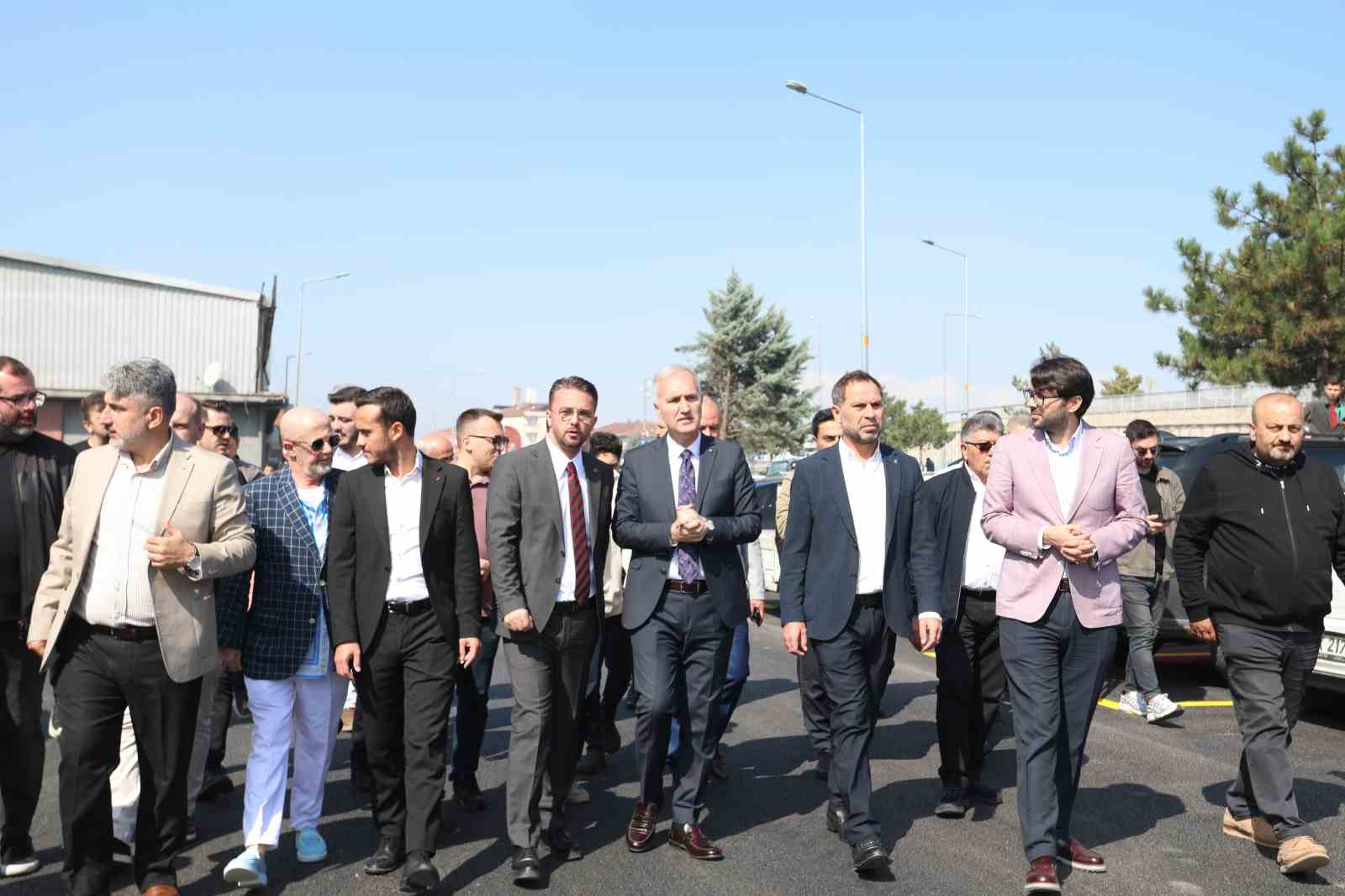 İNEGÖL BELEDİYESİ, 165 ARAÇLIK OTOPARKIN YAPIMI TAMAMLANDI. HEM BÖLGE ESNAFININ HEM DE MOBİLYA ALMAK İÇİN GELEN MİSAFİRLERİN SORUNSUZ ŞEKİLDE ARAÇLARINI PARK EDEBİLMESİNE İMKAN TANIYAN OTOPARKTA ESNAFLARLA BİR ARAYA GELEN BELEDİYE BAŞKANI ALPER TABAN, 5 BİN METREKARELİK ALANDA OLUŞTURULAN OTOPARKIN HAYIRLI OLMASINI DİLEDİ.