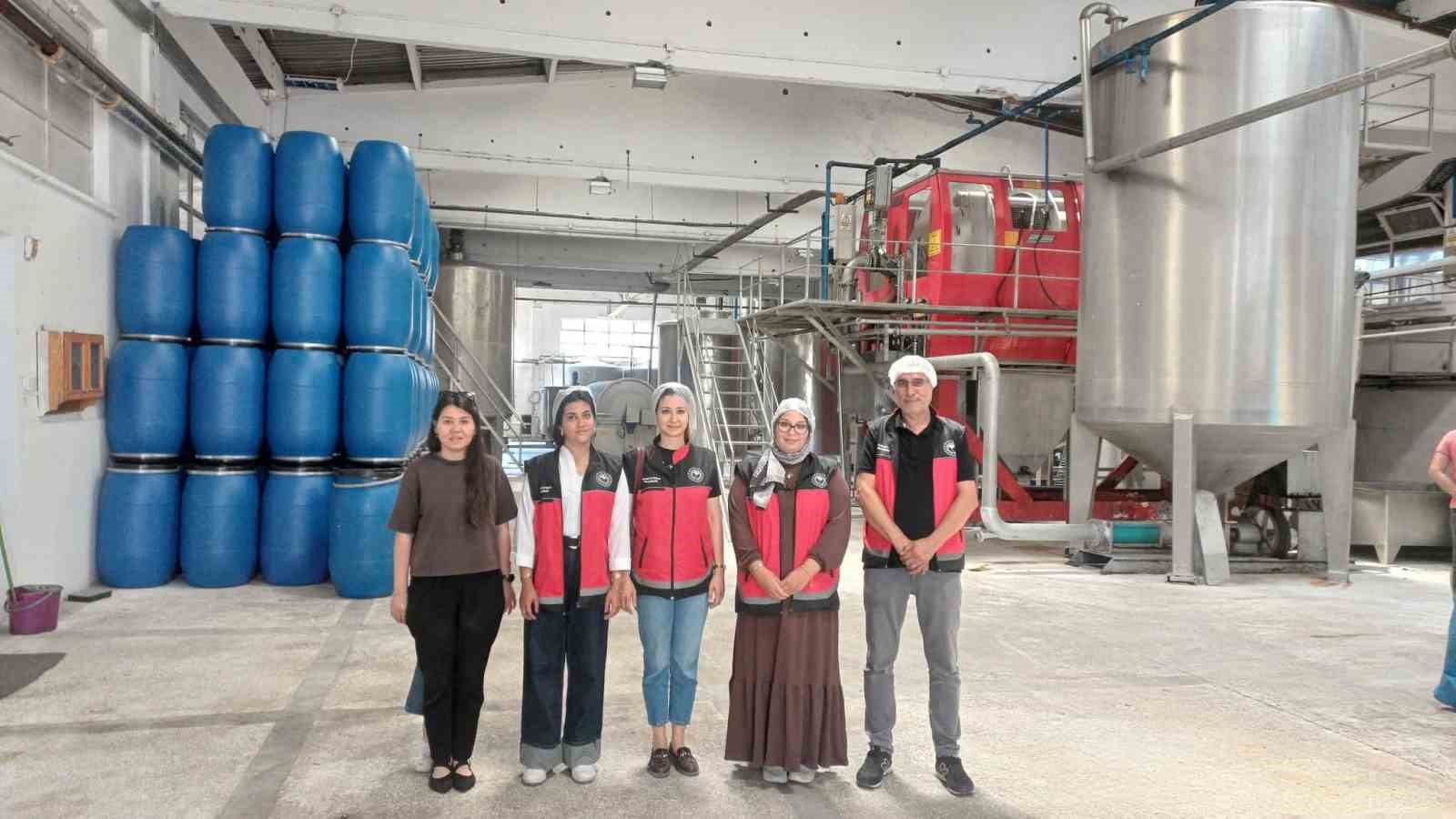 AFYONKARAHİSAR İL TARIM VE ORMAN MÜDÜRLÜĞÜ BÜNYESİNDE STAJ EĞİTİMLERİNE DEVAM EDEN ÖĞRENCİLERİN MESLEKİ BİLGİ VE DENEYİMLERİNİ ARTIRMAK AMACIYLA TEORİK EĞİTİMİN YANI SIRA SAHA ÇALIŞMASI VE TEKNİK GEZİ PROGRAMI GERÇEKLEŞTİRİLİYOR.