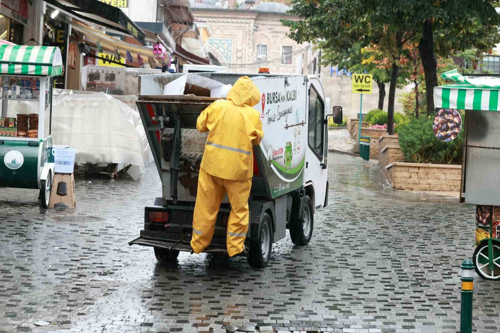 OSMANGAZİ BELEDİYESİ, İLÇENİN 136 MAHALLESİNDE TEMİZLİK ÇALIŞMALARINI 7 GÜN 24 SAAT KESİNTİSİZ SÜRDÜRÜYOR. YAĞMUR, ÇAMUR DEMEDEN GERÇEKLEŞTİRİLEN ÇALIŞMALARLA OSMANGAZİ’NİN EN İŞLEK CADDELERİNDEN EN UZAK MAHALLELERİNE KADAR CADDE VE SOKAKLARIN TEMİZ TUTULMASI SAĞLANIYOR.