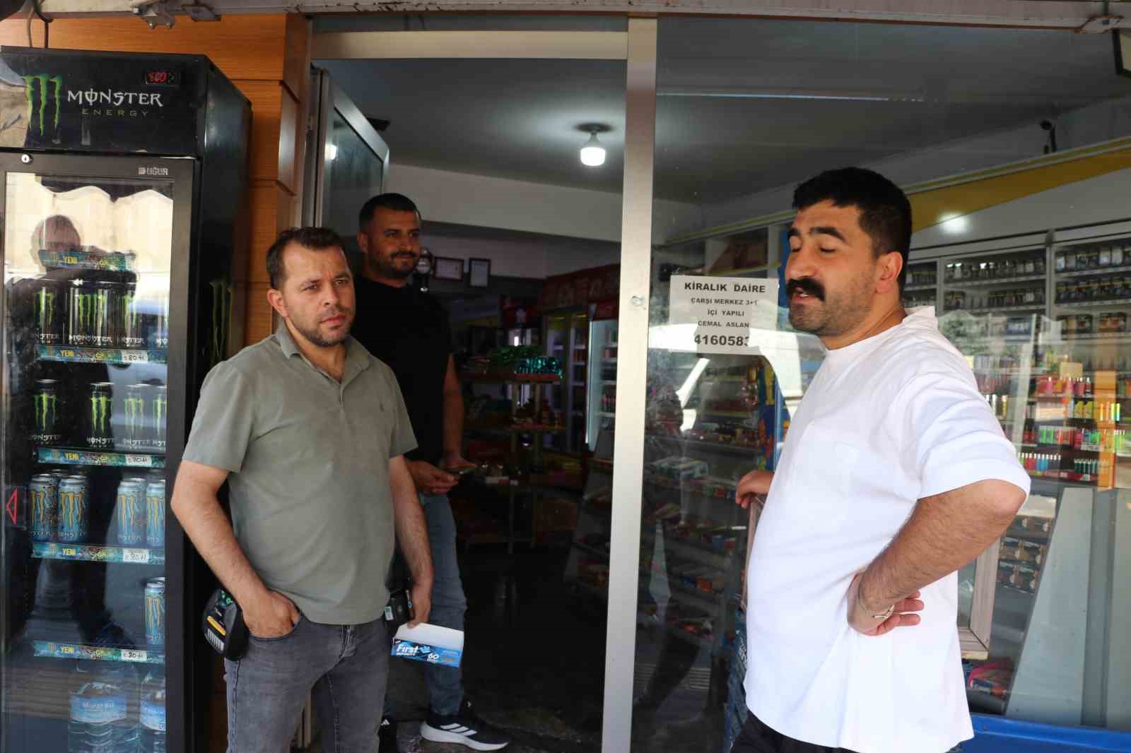 İŞLETME SAHİBİ FATİH ŞEKER, MARKET ARABASININ YERİNDE OLMADIĞINI FARK EDEREK GÜVENLİK KAMERASI KAYITLARINI İNCELEDİ. ŞÜPHELİNİN RAHAT TAVIRLARLA GERÇEKLEŞTİRDİĞİ OLAYIN CADDENİN YOĞUN OLDUĞU SAATLERDE YAŞANDIĞI GÖRÜLDÜ.