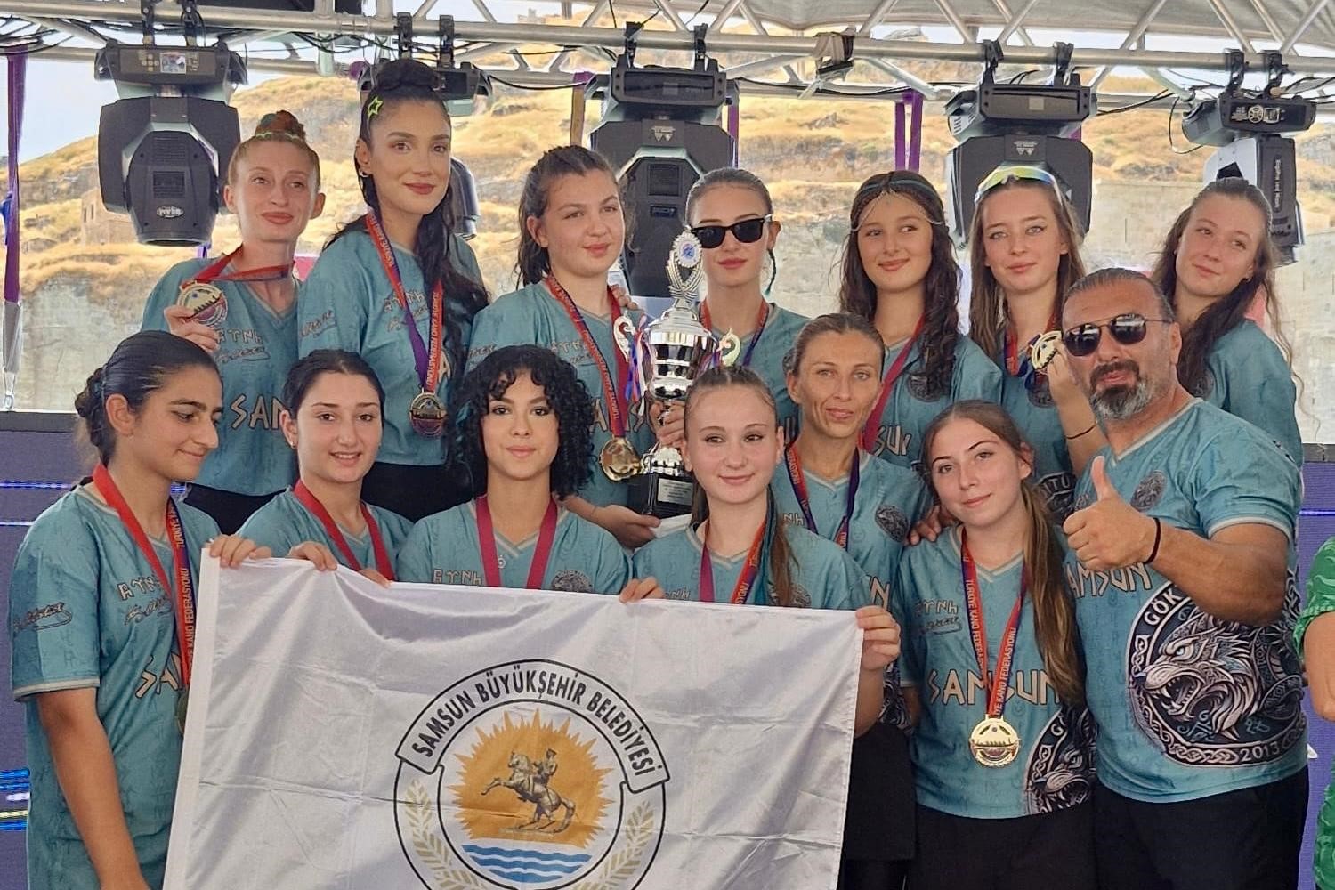GAZİANTEP RUMKALE’DE DÜZENLENEN DRAGON BOT TÜRKİYE ŞAMPİYONASI’NDA 3 KUPA KAZANAN SAMSUN BÜYÜKŞEHİR SPOR KULÜBÜ SPORCULARI, SAMSUN BÜYÜKŞEHİR BELEDİYE BAŞKANI HALİT DOĞAN’I MAKAMINDA ZİYARET ETTİ.